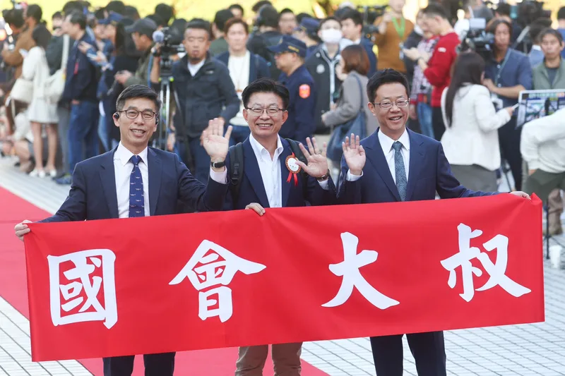 立法院第11屆立委1日報到、宣誓就職，民進黨立委鍾佳濱（前左起）、郭國文、張宏陸拉著「國會大叔」紅布條一起走紅毯進入議場。中央社