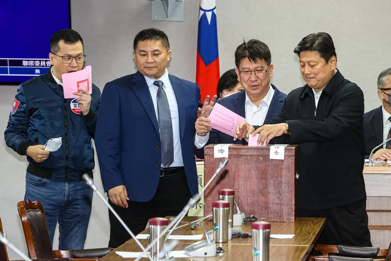 立法院29日上午舉行常設委員會召委選舉，國民黨團總召傅崐萁（前右1）、黨團首席副書記長林思銘（前右2）與立委羅智強（前左1）等人到司法及法制委員會投票。中央社