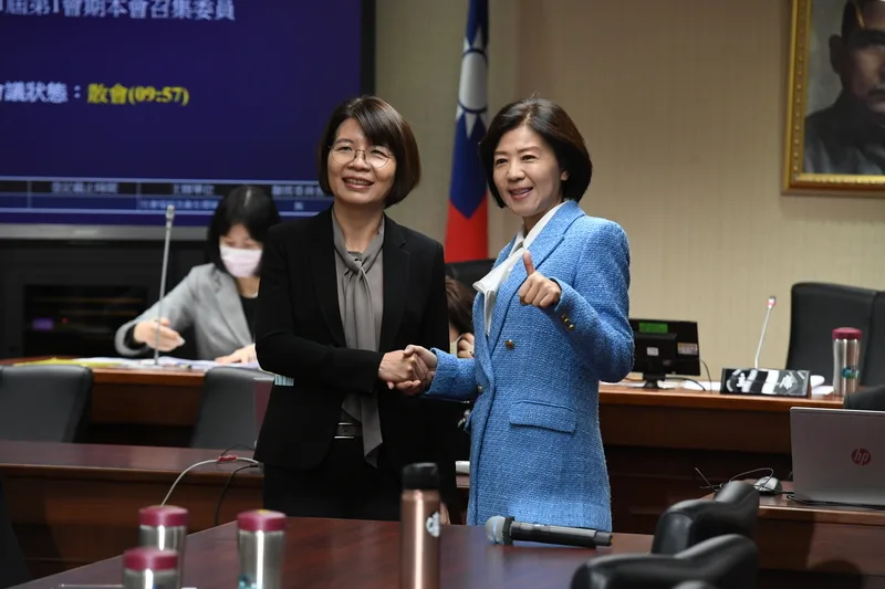 立法院社會福利及衛生環境委員會29日上午舉行召委選舉，2席召委分別由國民黨立委王育敏（前右）、民進黨立委黃秀芳（前左）當選。中央社
