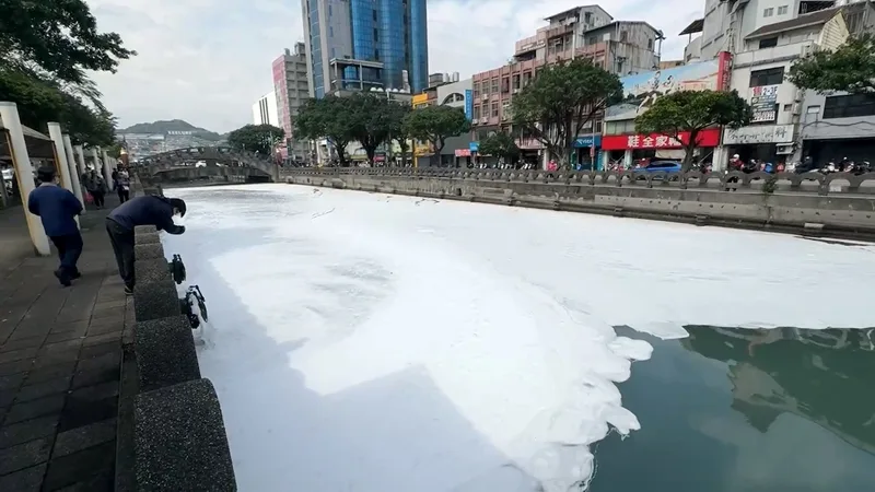 基隆田寮河現大量泡沫　廠商洗消防蓄水池違規排汙