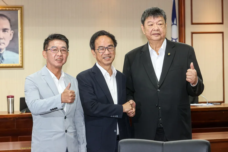 立法院29日上午舉行常設委員會召委選舉，由民進黨立委李昆澤（中）、國民黨立委陳雪生（右）當選交通委員會召委，兩人握手合影。中央社