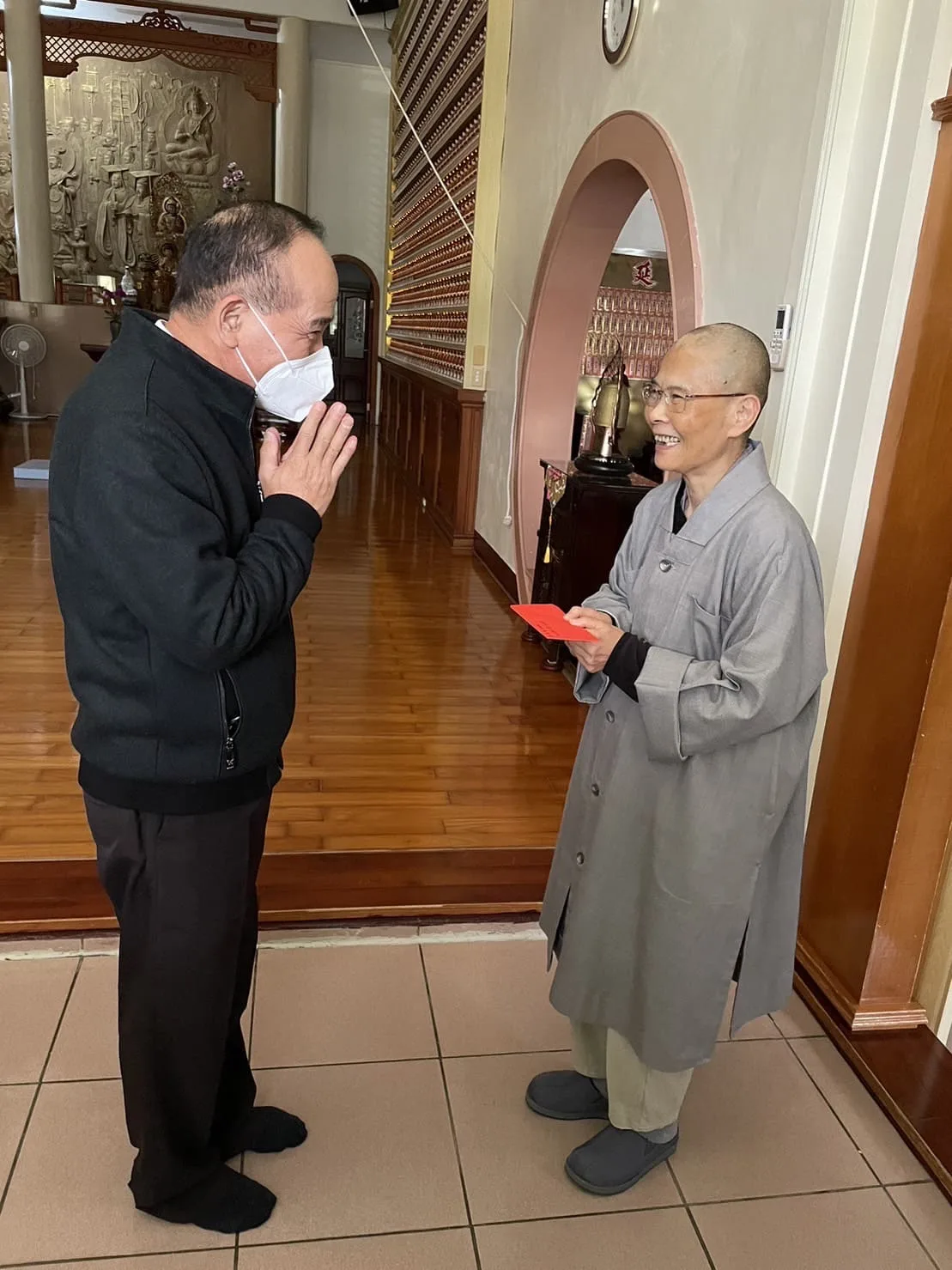 南庄鄉獅頭山勸化堂董事長黃錦源春節前到後山各寺院庵,給出家修行的師父、比丘尼拜年。南庄勸化堂提供