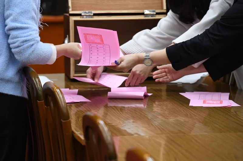 立法院29日舉行8個常設委員會召委選舉。圖為立法院財政委員會召委選舉上午進行開票。中央社