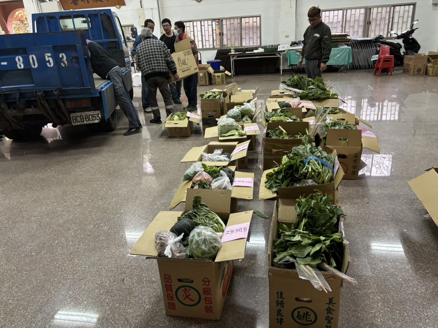 勸化堂也到菜市場購買各種蔬果,並依寺院規模分箱送至獅頭山後山及三灣等地寺院供養常住。南庄勸化堂提供