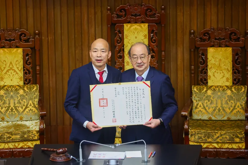 立法院第11屆立委1日報到,並投票選出立法院長,最終由國民黨推出的立委韓國瑜(左)當選,會議主席、民進黨立委柯建銘(右)頒發證書給韓國瑜。中央社
