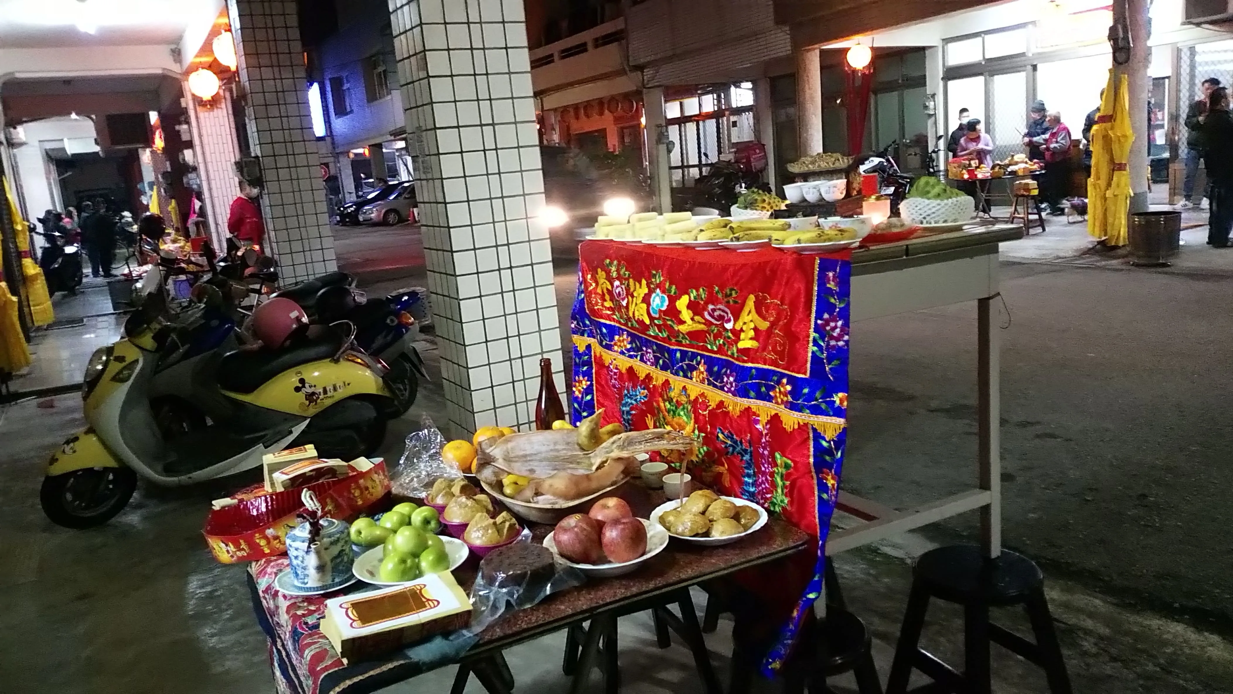 小年夜子時起祭拜天公,感謝上蒼,也迎接新年。何來美攝