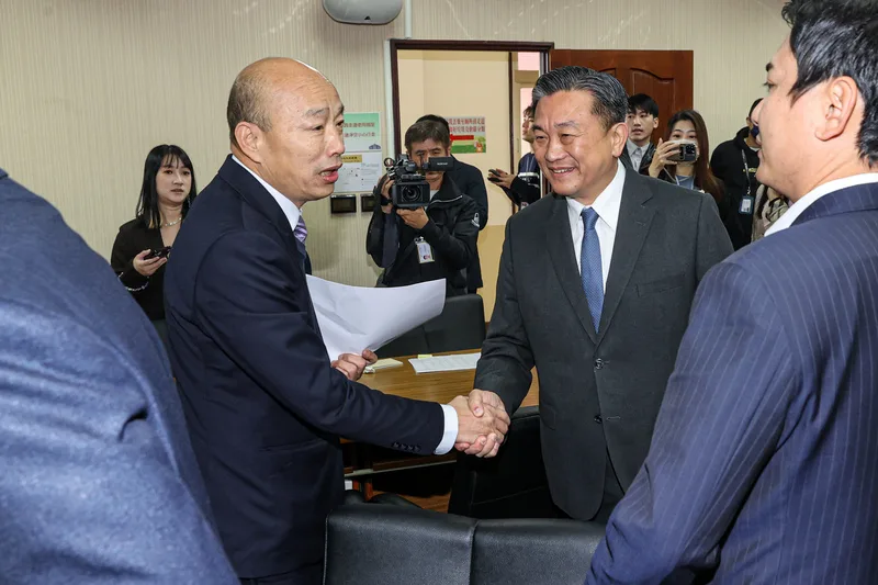 立法院29日上午舉行常設委員會召委選舉，立法院長韓國瑜（前左）在投票前到外交及國防委員會簽到，與民進黨立委王定宇（前右2）等人握手寒暄。<br />中央社