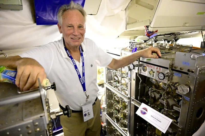 NASA出動一架灣流III型研究飛機和道格拉斯DC-8機載科學實驗室,於5日到14日在馬尼拉都會區和周邊地區蒐集空氣樣本。圖為道格拉斯DC-8機上研究人員與儀器合影。中央社