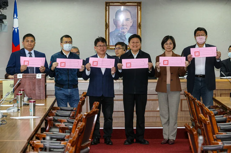 立法院29日上午舉行常設委員會召委選舉，國民黨團總召傅崐萁（前右3）到司法及法制委員會投票，全力支持黨籍立委吳宗憲（前左1）擔任召委。國民黨立委投票時集體亮票。中央社
