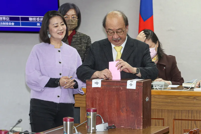 立法院29日上午舉行常設委員會召委選舉，民進黨團總召柯建銘（前右）前往司法及法制委員會，在黨團幹事長吳思瑤（前左）陪同下完成投票。中央社