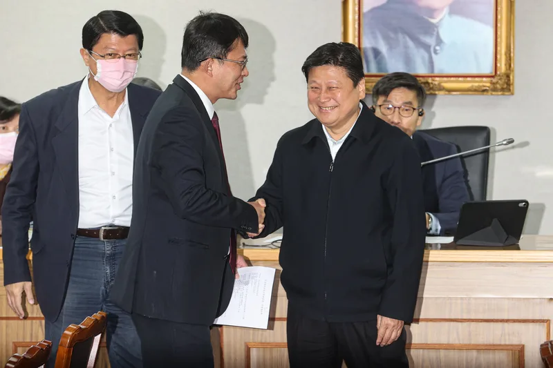 立法院29日上午舉行8個常設委員會召委選舉，民眾黨團總召黃國昌（前左）與國民黨團總召傅崐萁（前右）投票完後相互握手致意。中央社