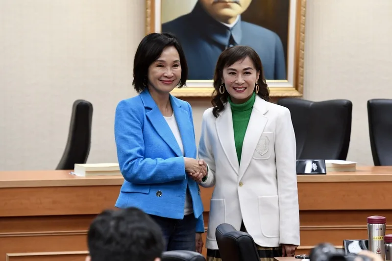 立法院29日上午舉行常設委員會召委選舉，由國民黨立委柯志恩（左）、民進黨立委林宜瑾（右）當選教育及文化委員會召委。<br />中央社