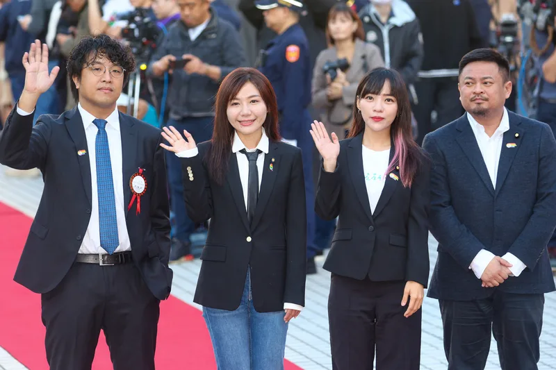 立法院第11屆立法委員1日報到，民進黨立委黃捷（右2）、洪申翰（右）、吳沛憶（左2）、沈伯洋（左）一同走紅毯，向媒體揮手致意。中央社