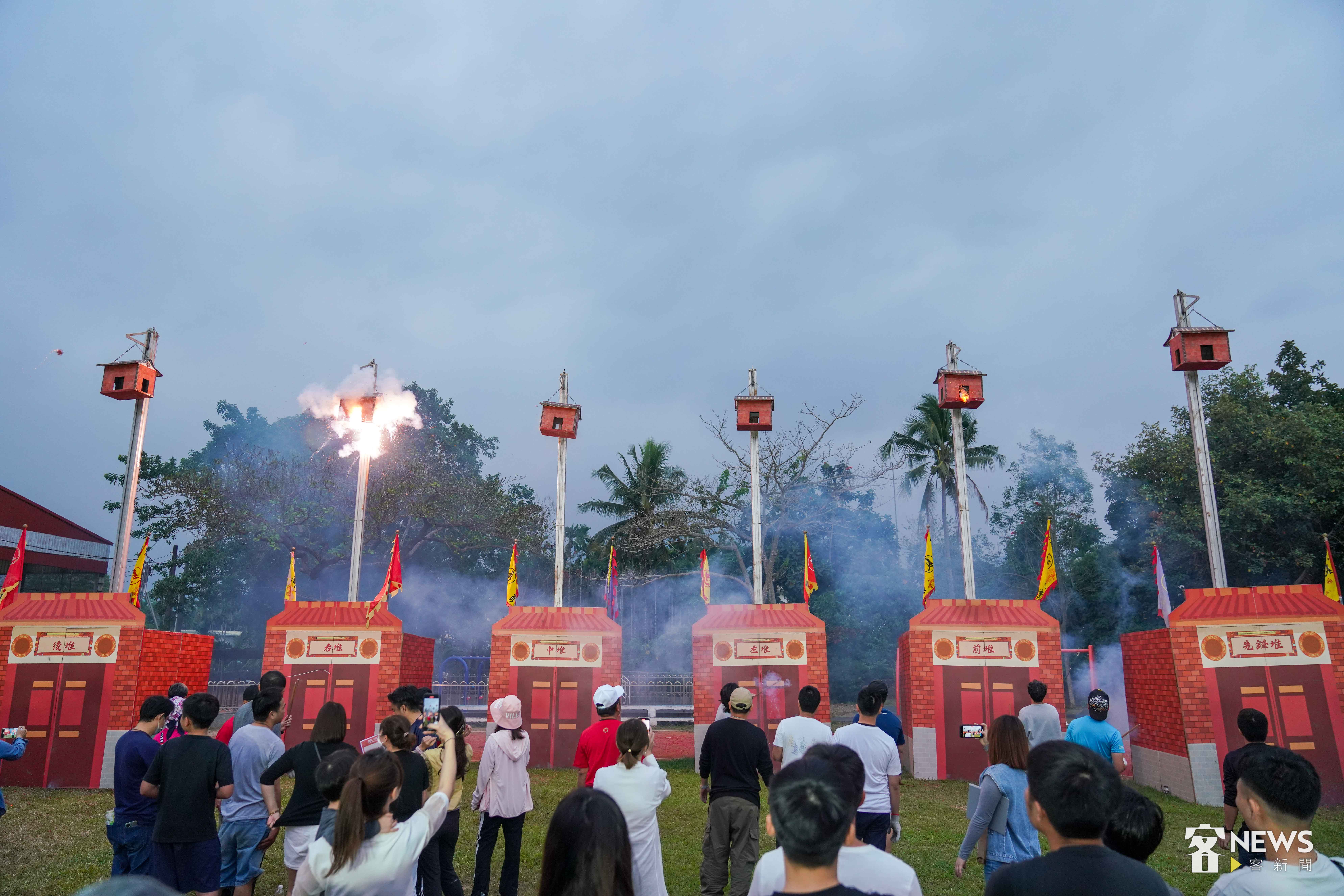 參賽者必須將點燃的排炮投入懸掛在高空中的炮籠洞口，排炮沒有掉出，或是炮籠煙火炸出才算是成功。李台源攝