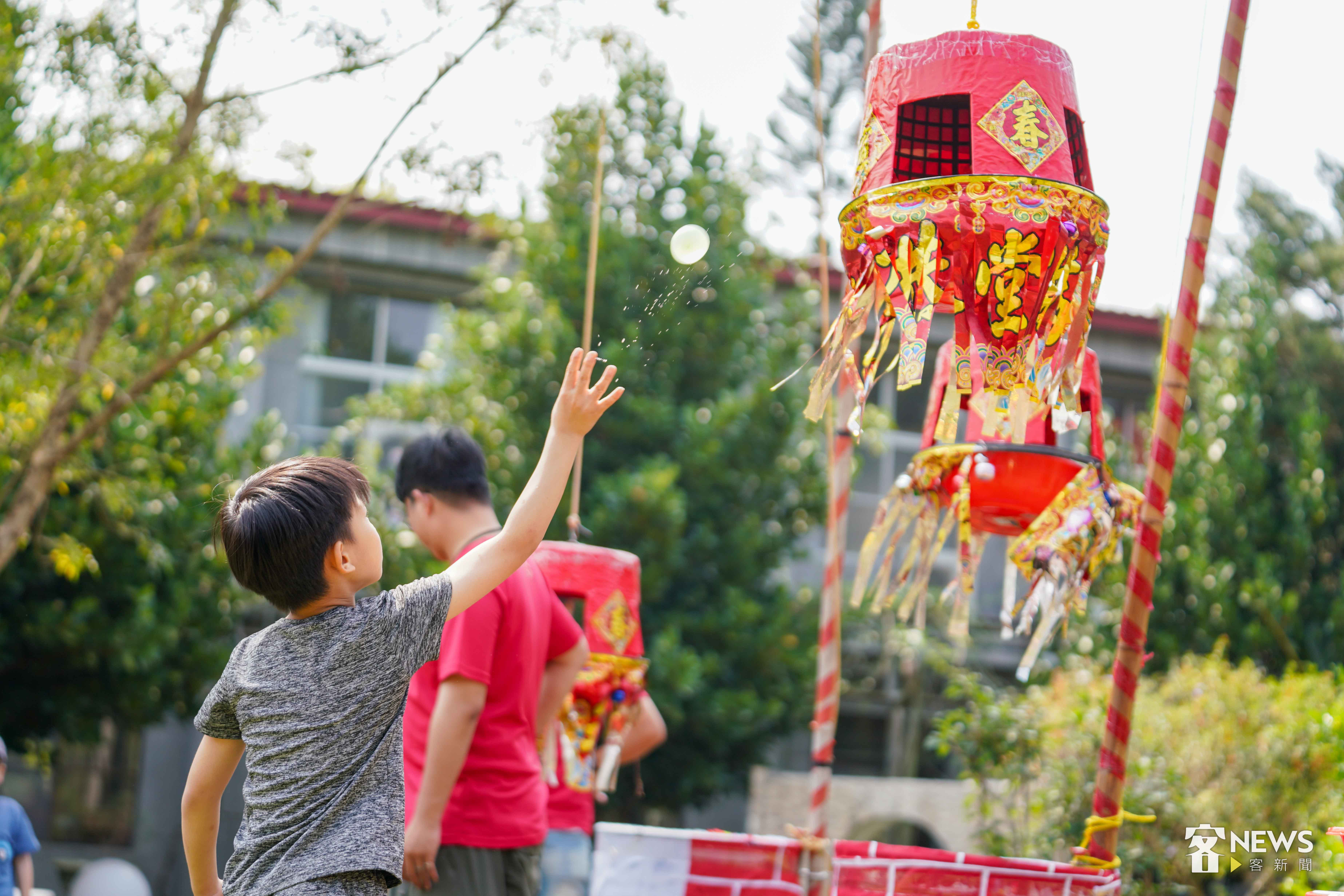 小朋友報名參加水球尖炮城。李台源攝