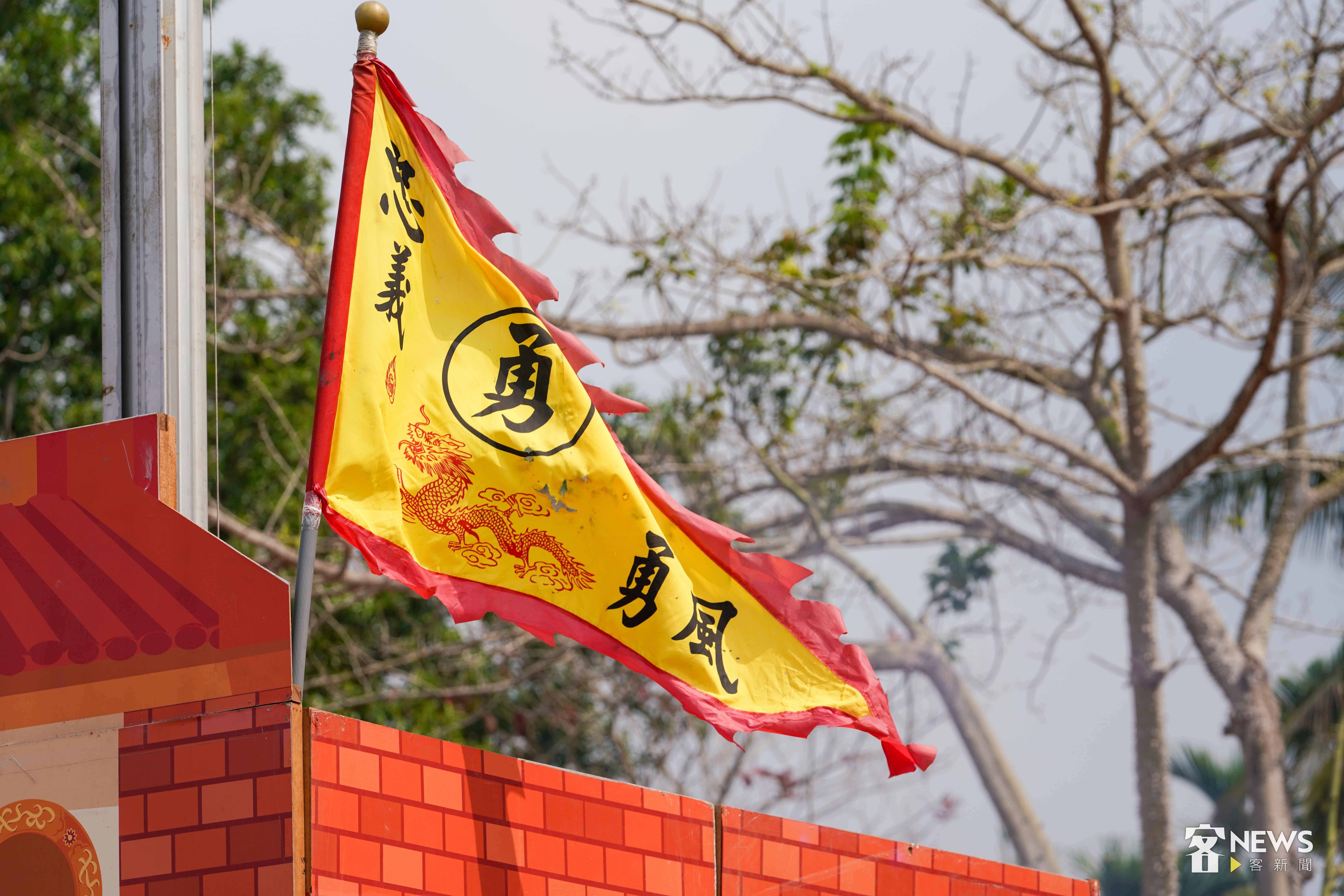 炮城上的旗幟，象徵城門駐軍之意。李台源攝