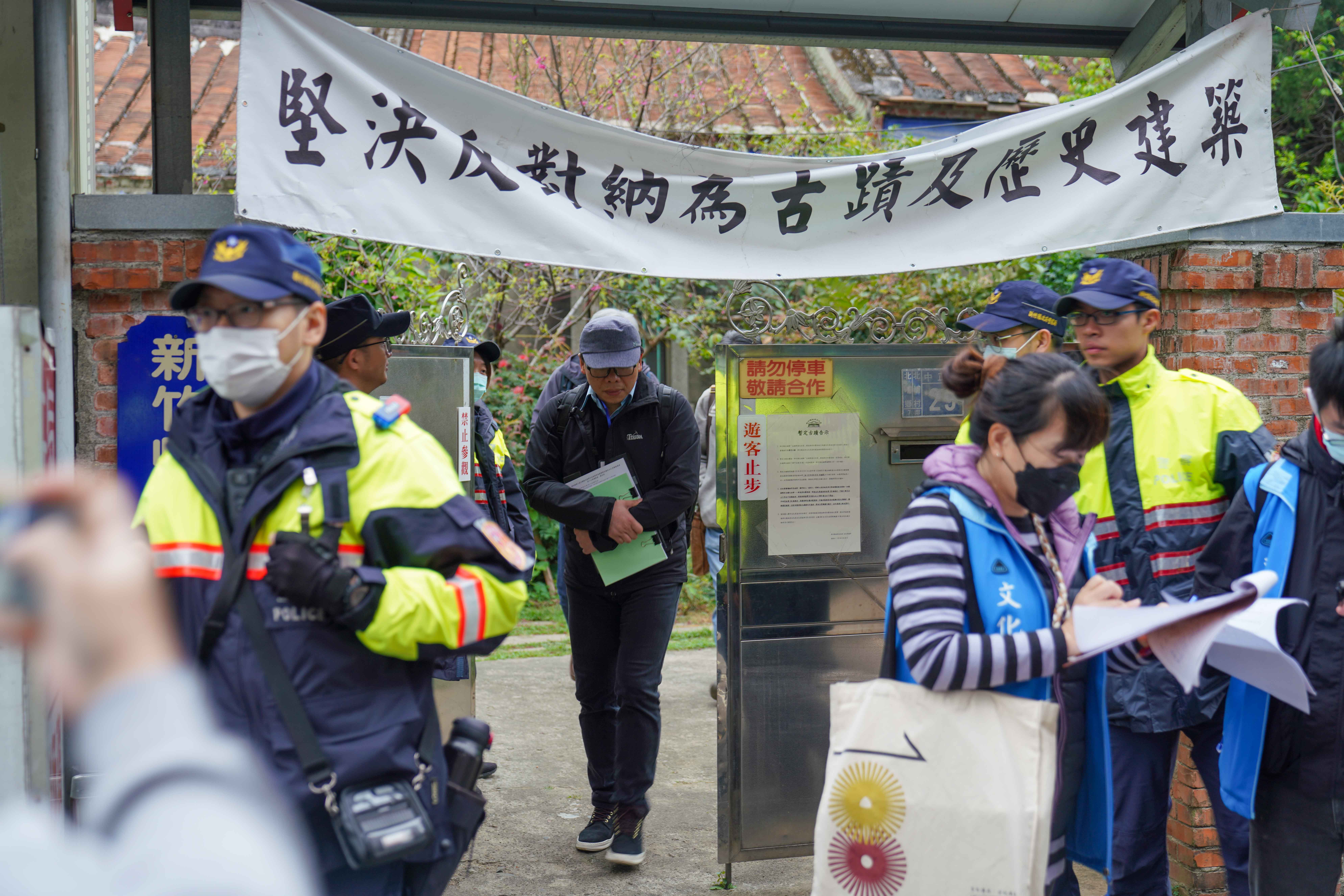 審議委員中午現勘完畢後步出新姜天水堂。李台源攝