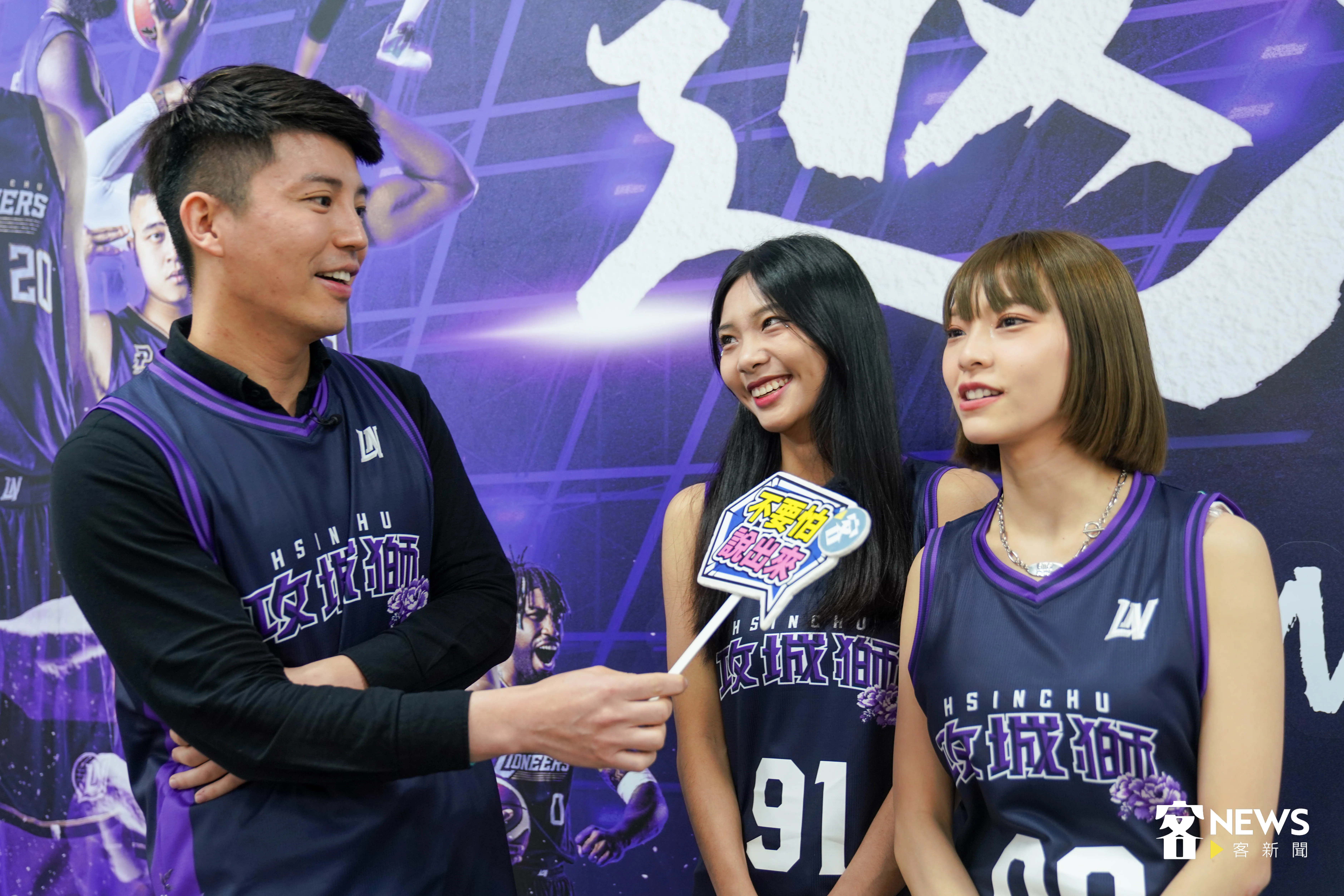 客新聞「不要怕說出來」團隊賽前與慕獅女孩的客家代表霖霖（右）、Joy（左）互動。李台源攝