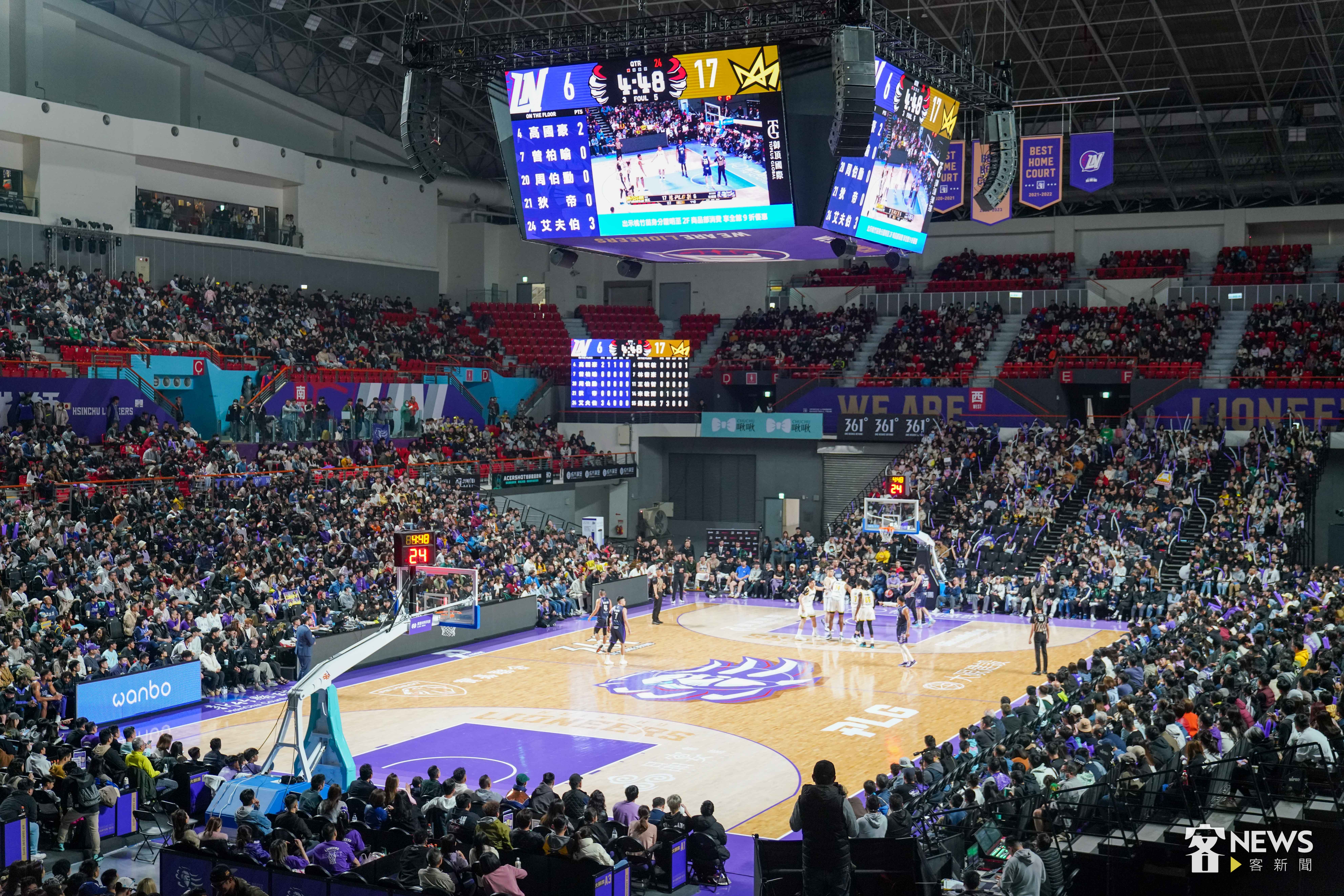 新竹攻城獅舉辦客家主題日，在滿場7400位球迷進場支持下，攻城獅最終以88比80逆轉勝擊敗新北國王。李台源攝