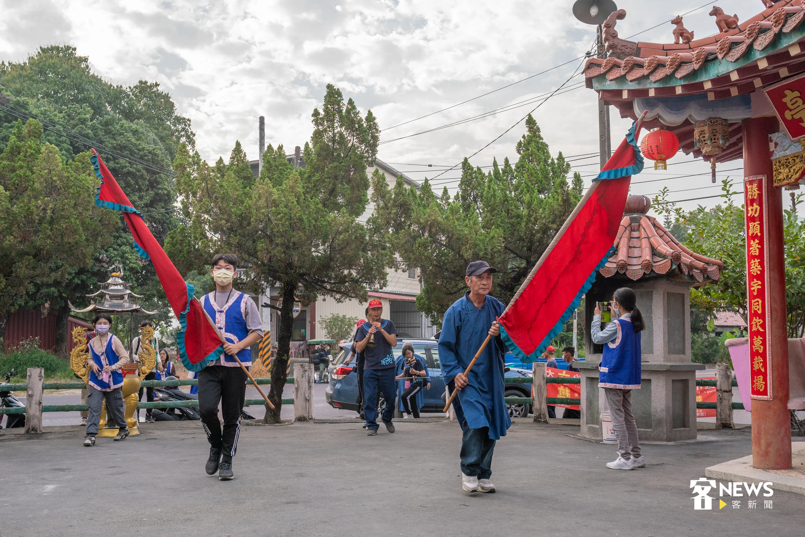 彩旗走先鋒，八音團與福首跟隨在後，一同進廟請伯公。洪俊傑攝