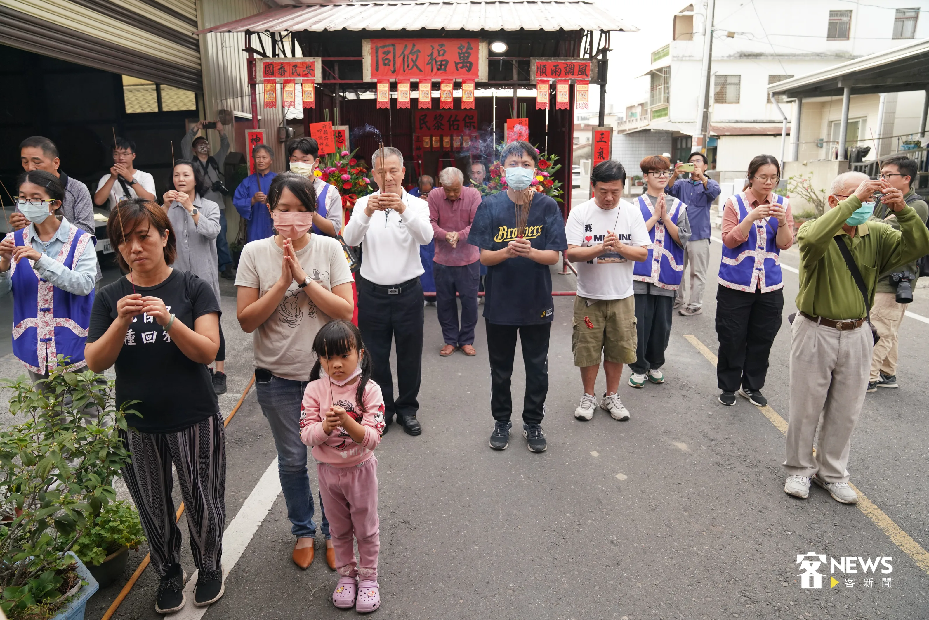 老中青三代一起去請永安庄鄰近的9座伯公，來到福廠過年。洪俊傑攝