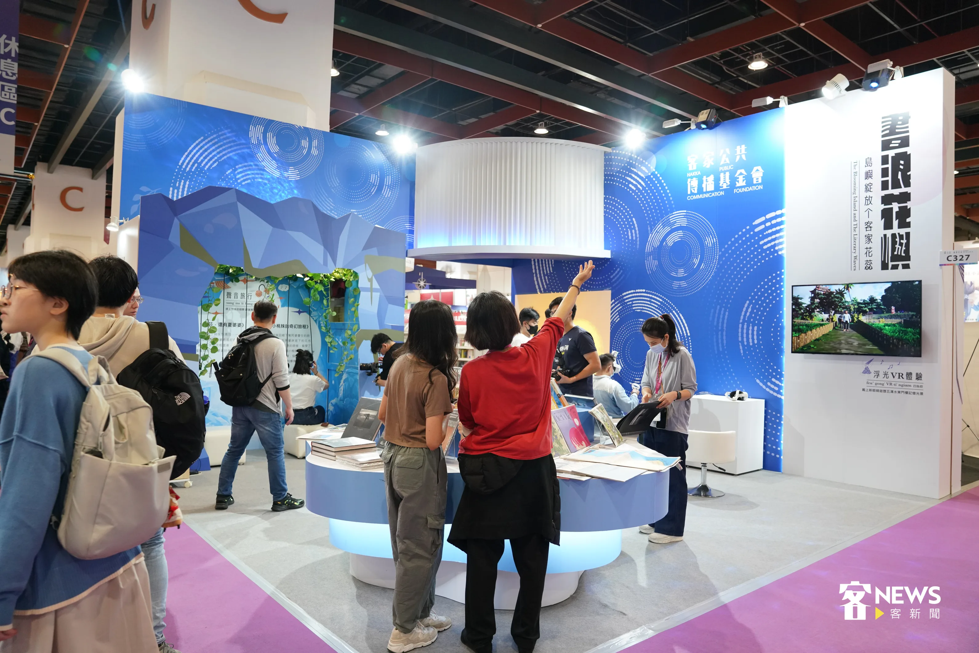 客傳會位於書展的C327展區，一早便湧入不少人潮。洪俊傑攝