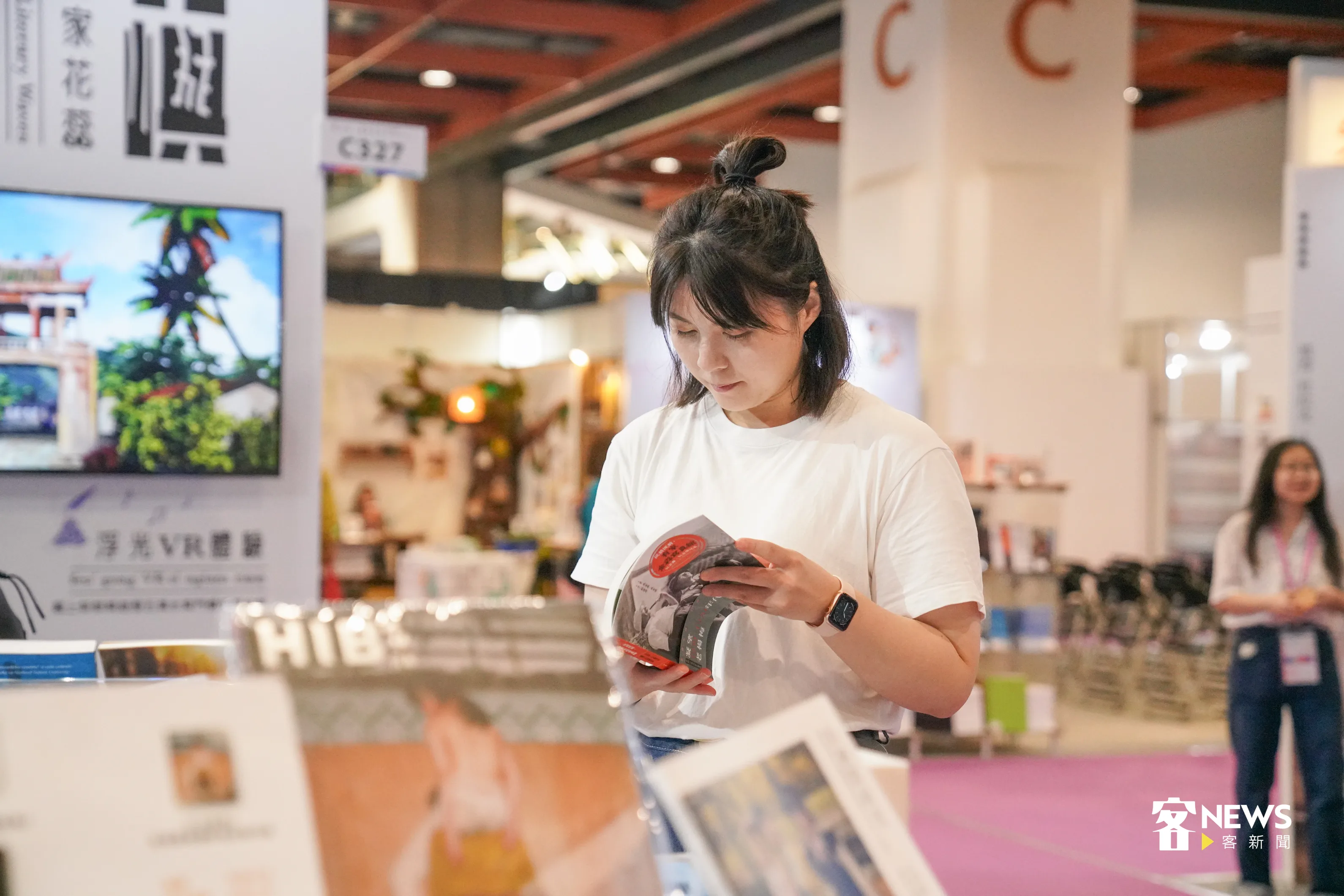 台北國際書展客傳會的攤位不只展出自有書籍，也展出客傳會補助的出版刊物。洪俊傑攝