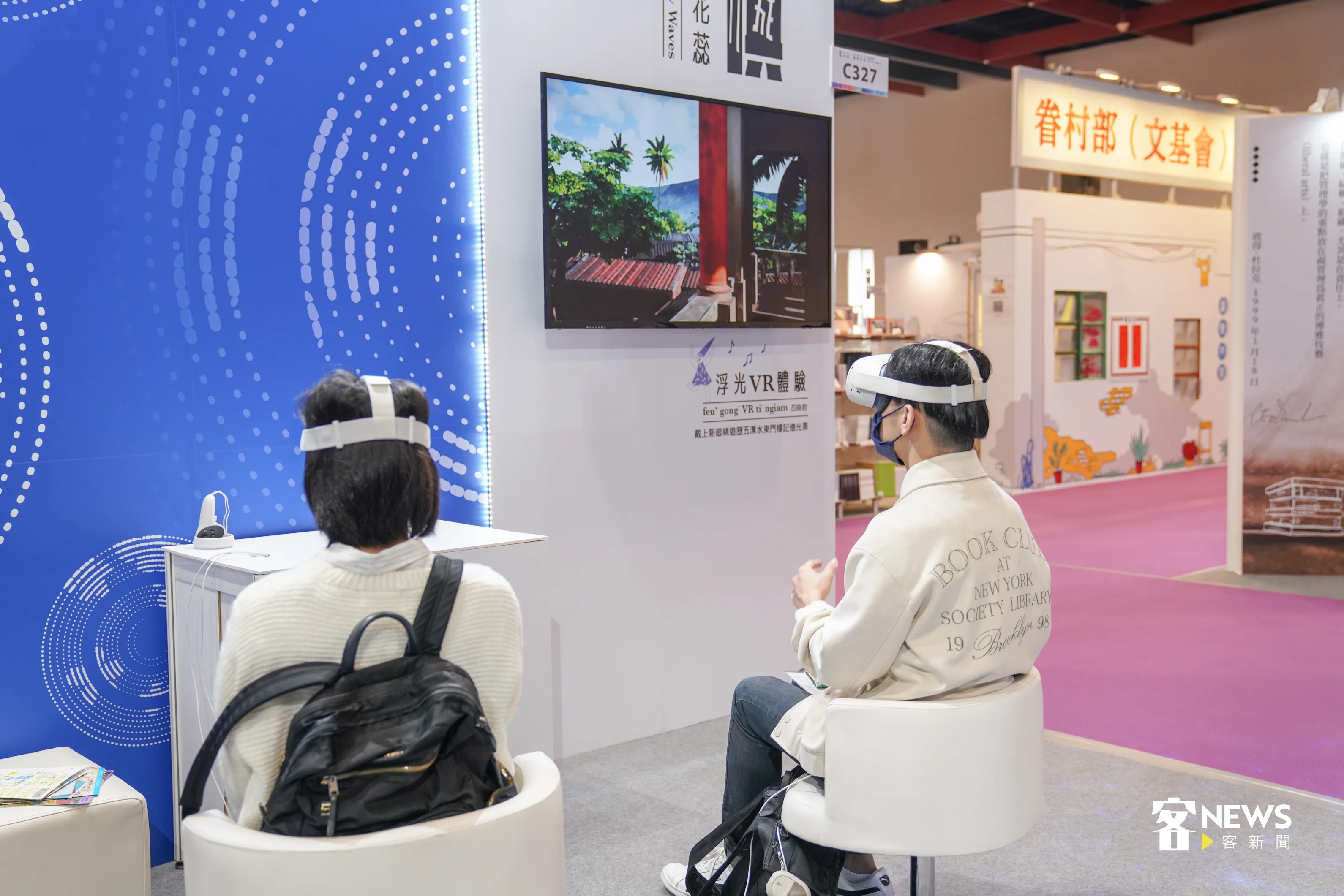 客傳會展出《浮光童夢——五溝水》VR互動影片，一早便吸引不少民眾體驗。洪俊傑攝