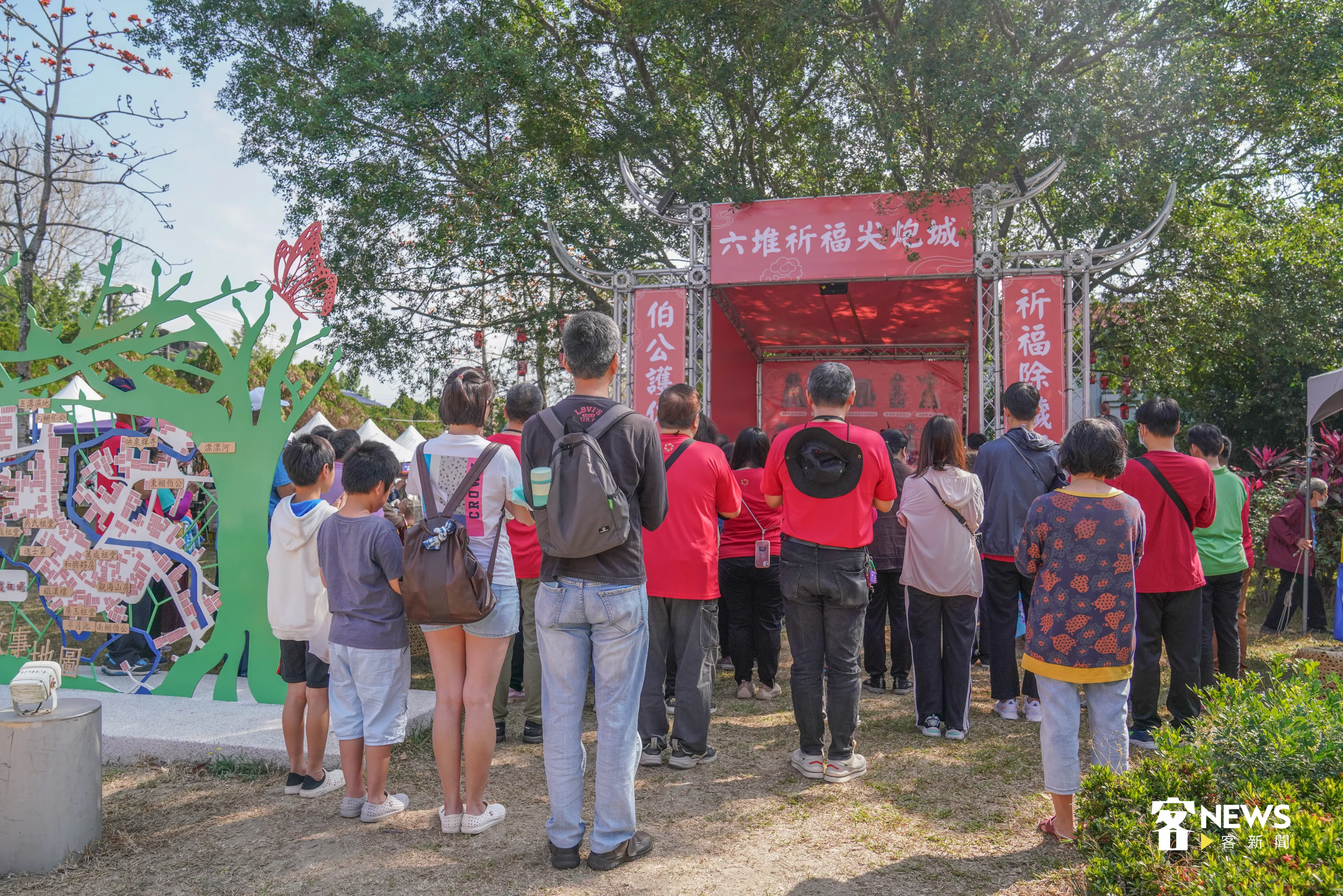 尖炮城開始之前，民眾一起向伯公參拜祈福。洪俊傑攝