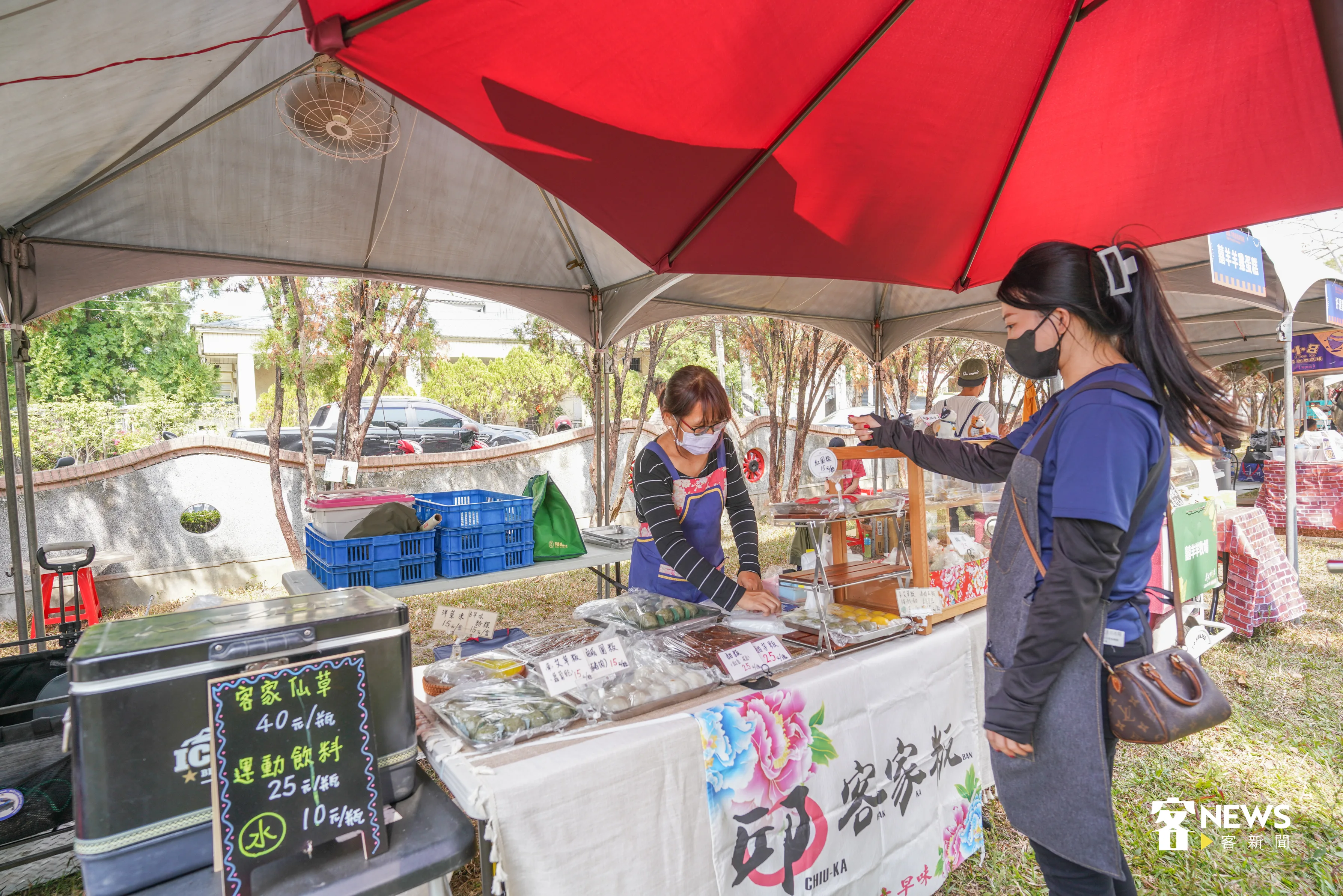 尖炮城現場也有客家美食市集。洪俊傑攝