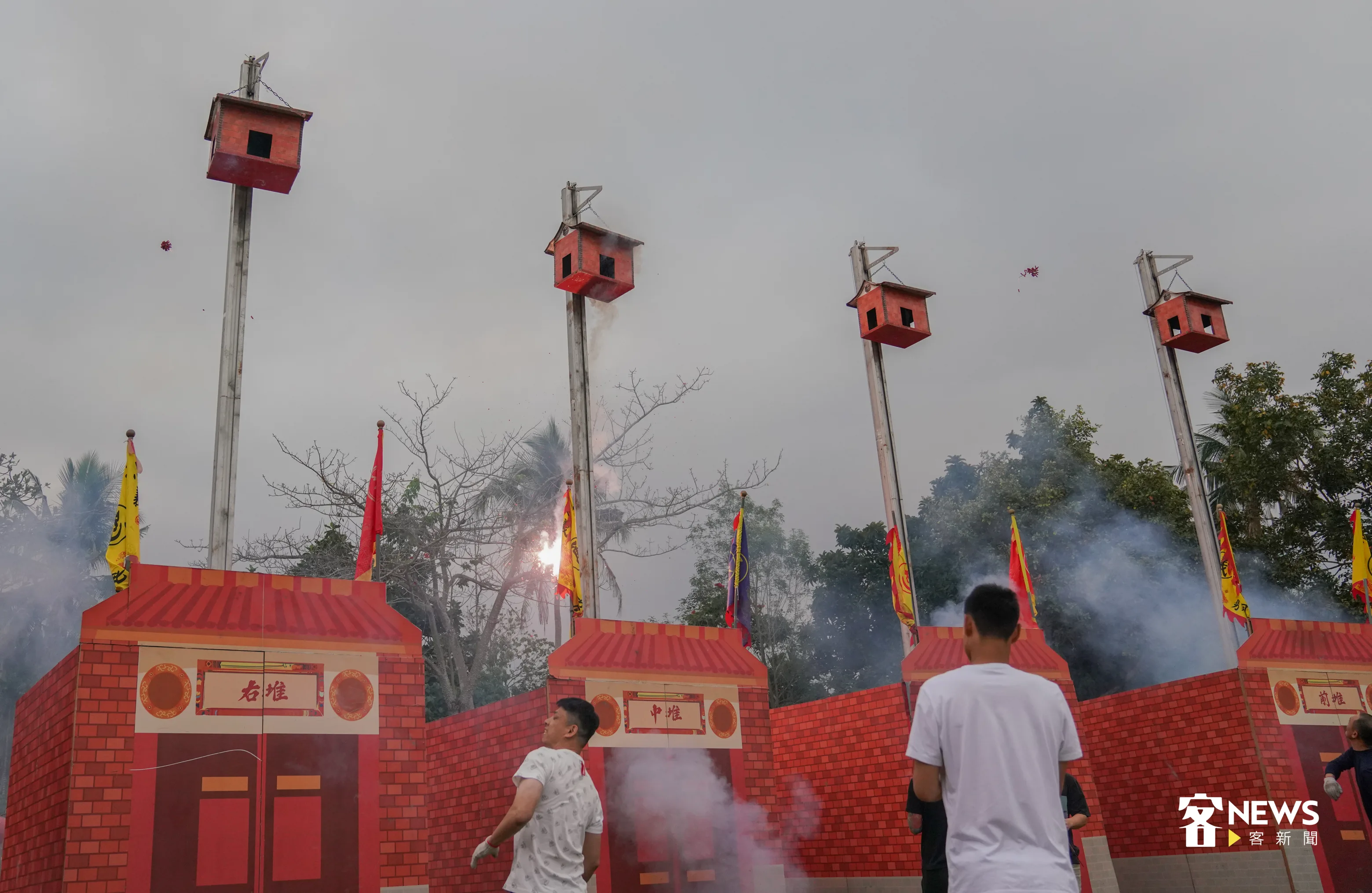 團體賽每人12發鞭炮，目標就是要把鞭炮丟進8米高的炮籠。洪俊傑攝