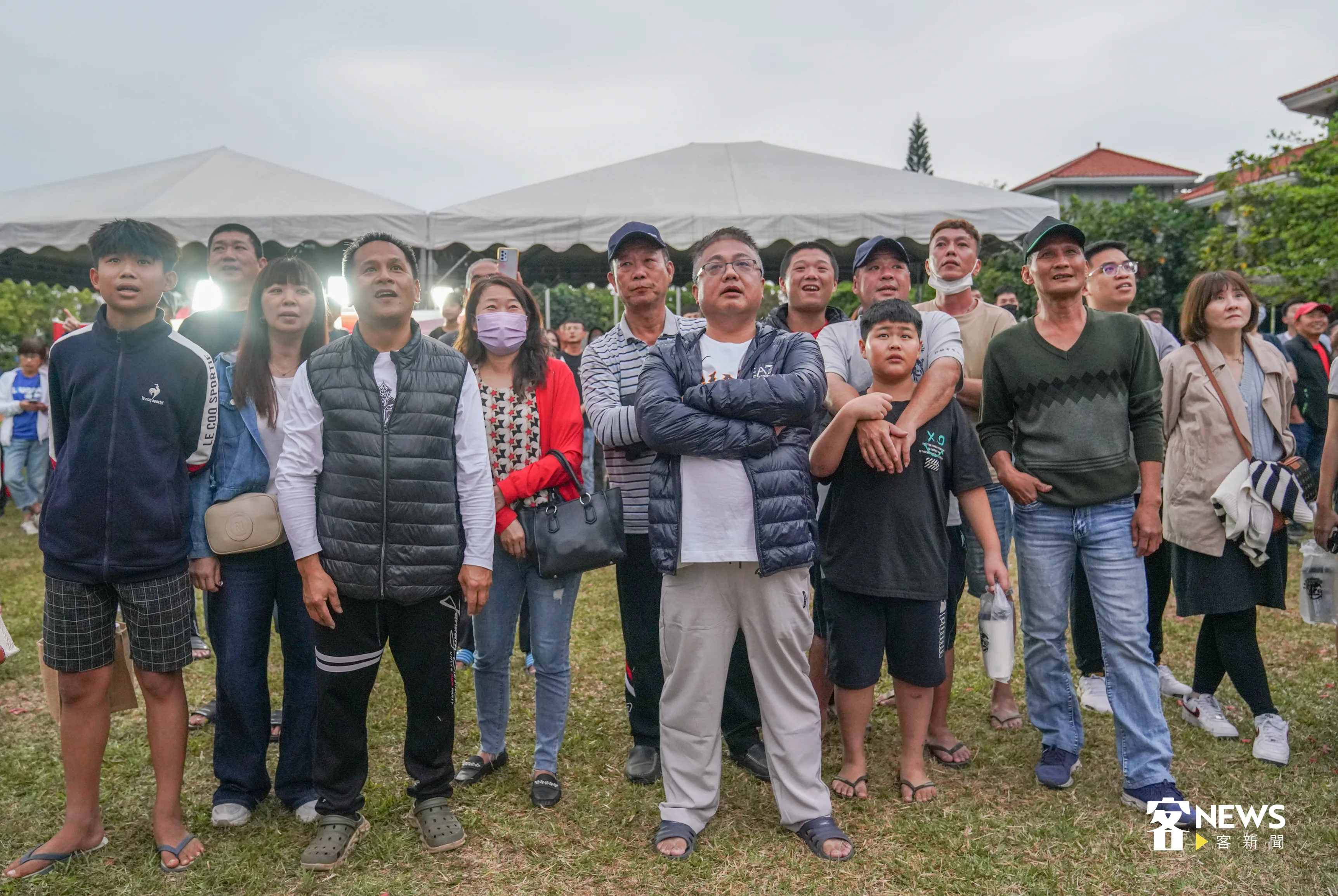 場邊觀看比賽的觀眾，也目不轉睛的緊盯戰況。洪俊傑攝