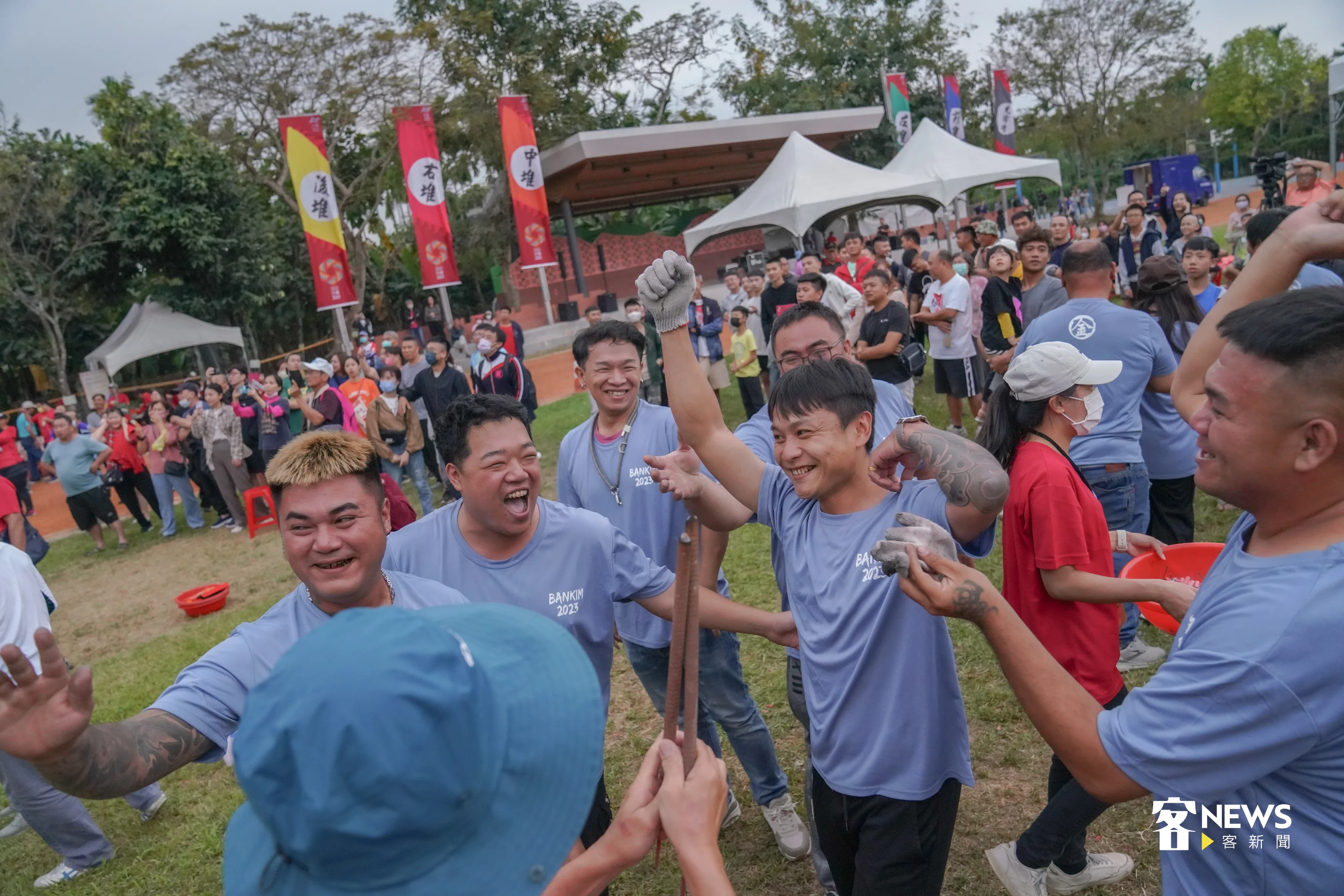 團體賽「雲霄尖炮城」第一名隊伍「天運歲次甲辰年」，以8秒56最速度攻下炮城，全隊高興歡呼。洪俊傑攝