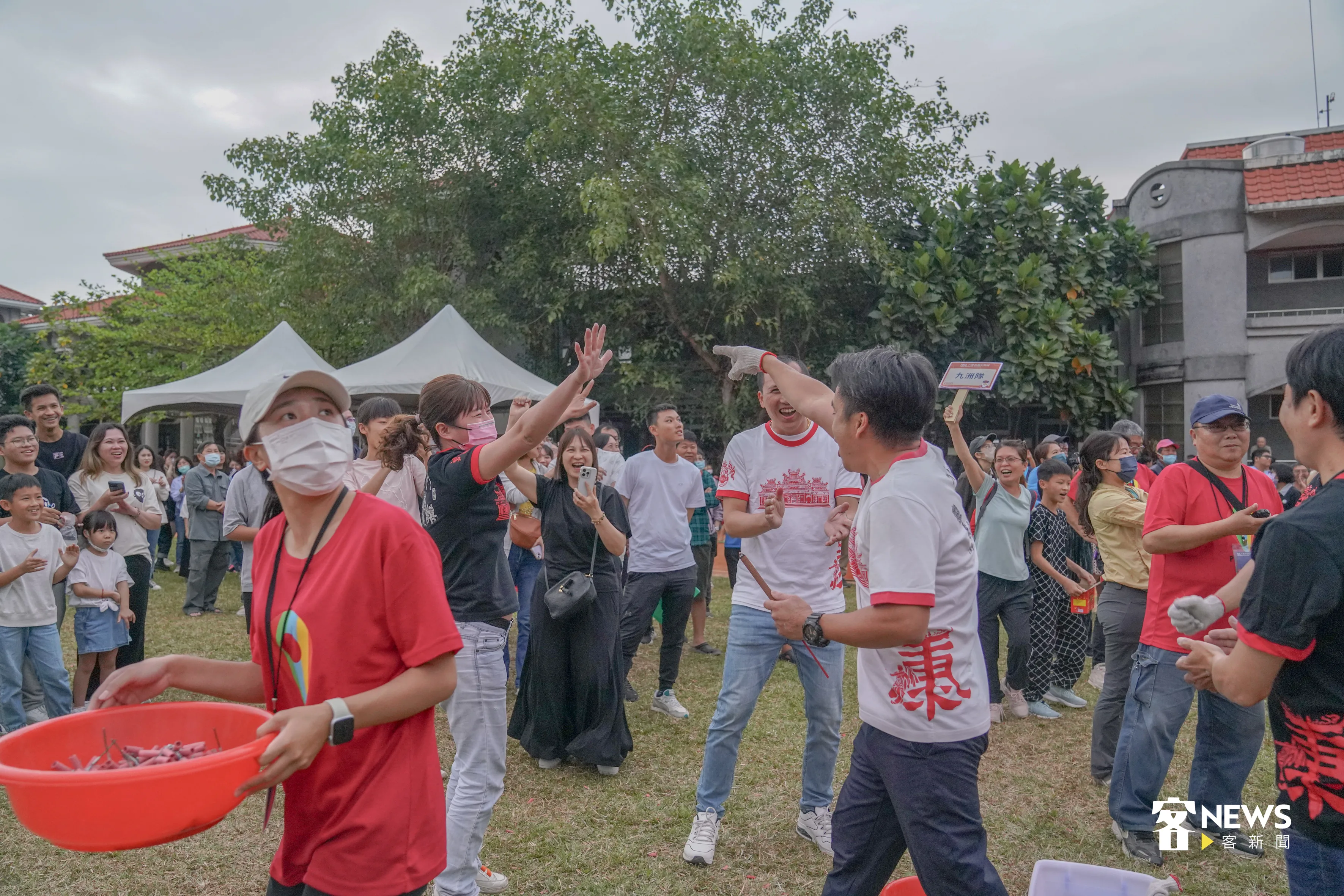 順利攻下炮城的隊伍興奮擊掌。洪俊傑攝