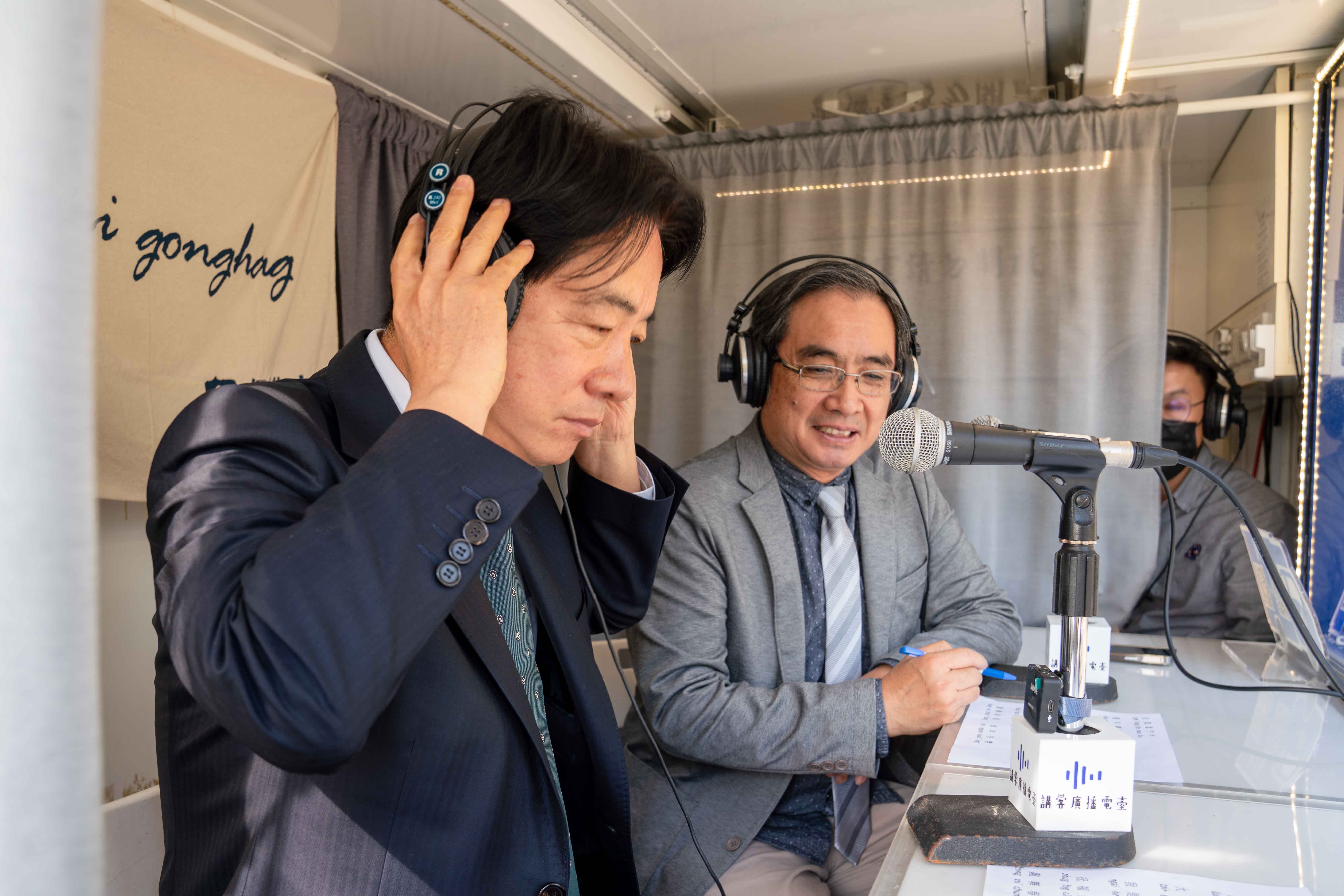 賴副總統（左）於1月31日（周三）一早再度登上講客號，由客傳會董事長陳邦畛（右）一旁協助錄製2024年新春客語賀詞。李台源攝