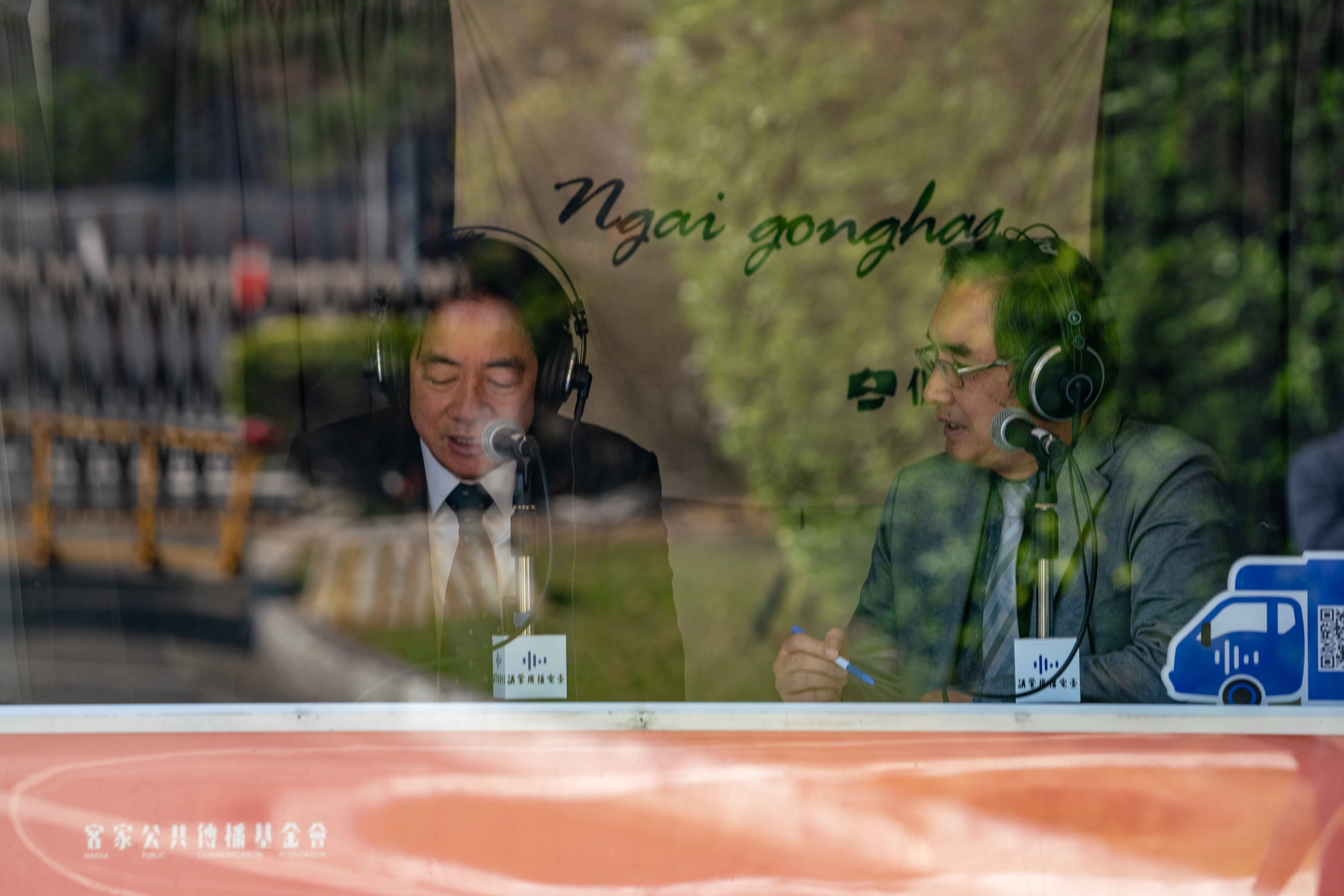 賴副總統（左）順了一次客語賀詞稿後，就決定直接正式錄音，客傳會董事長陳邦畛（右）十分驚艷地說：「副總統的客語實力已到達一定程度了！」。李台源攝