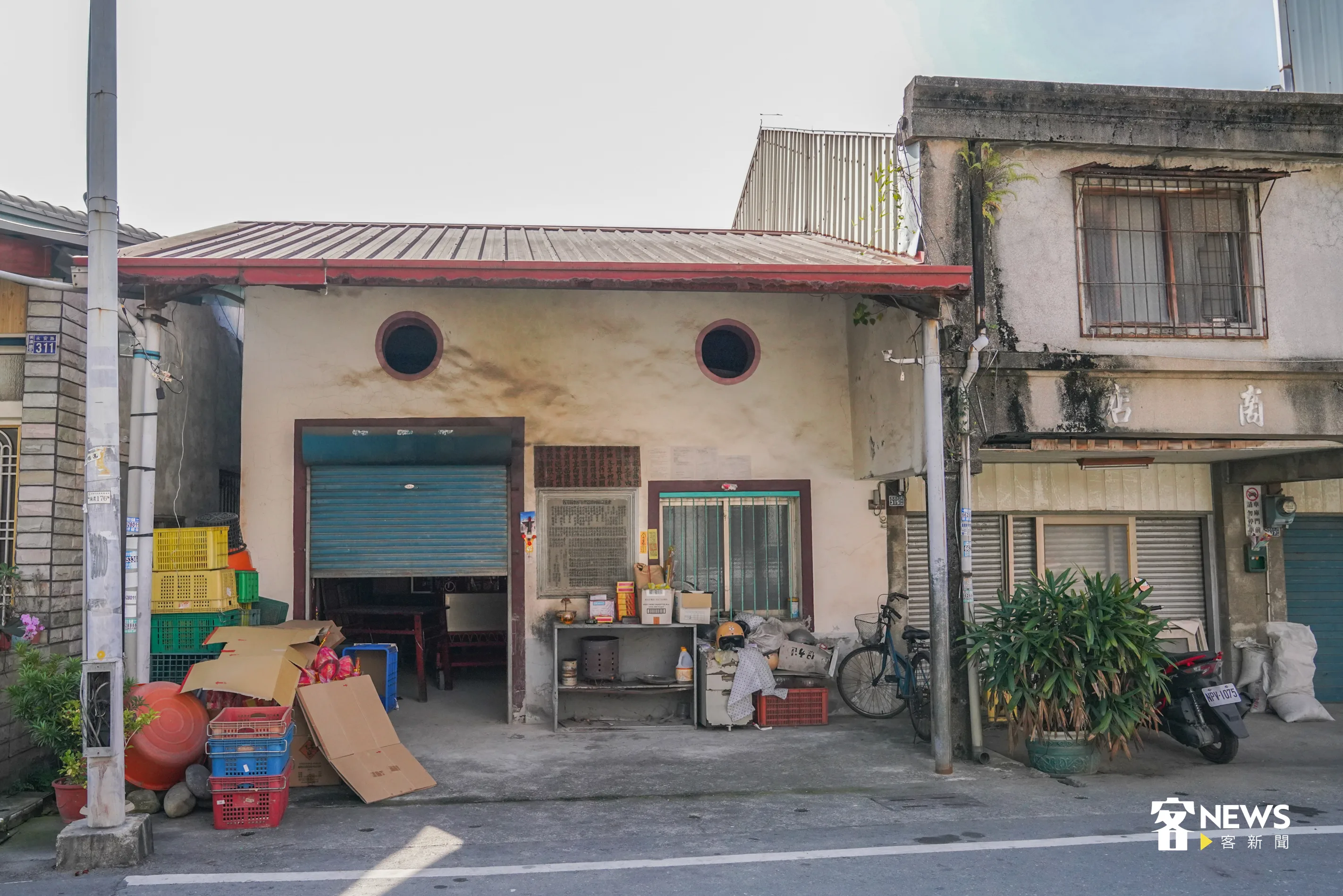 儲藏福廠屋身與儀式神器的「伯公屋」，就曾因地籍清查差點法拍成國有財產。洪俊傑