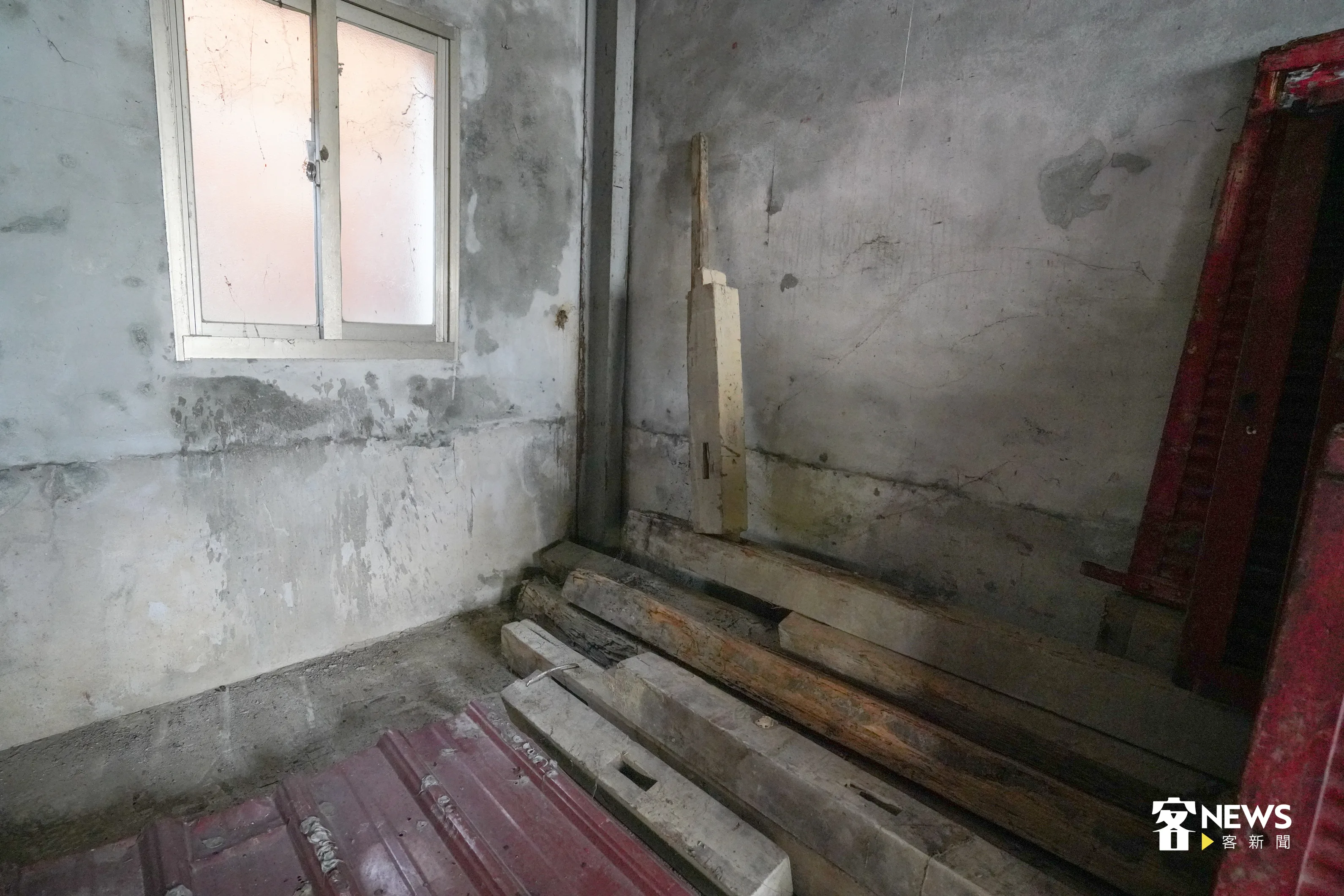 以前福廠的結構是用漂流木搭建，後來被在30、40年在二月祭被沖毀後，殘骸就收藏在伯公屋裡。洪俊傑攝