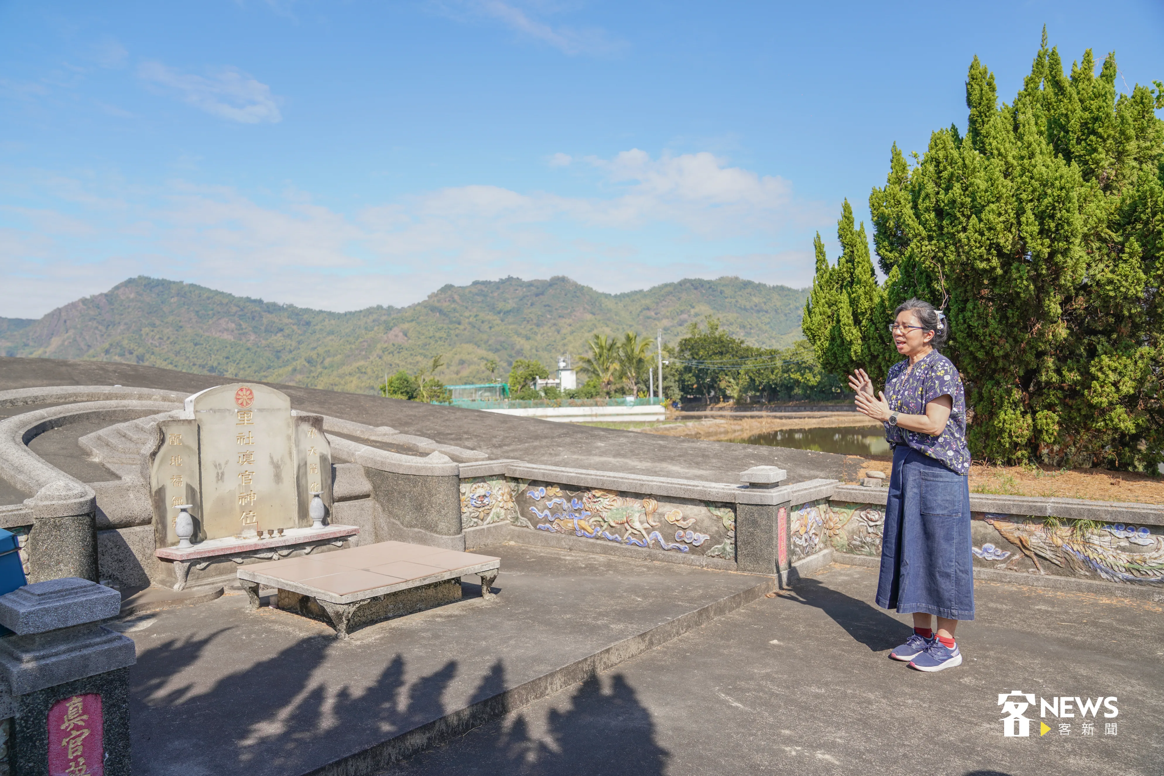 洪馨蘭述說塚式風水伯公，其設計美學受來開墾時期的師傅影響深遠。洪俊傑攝