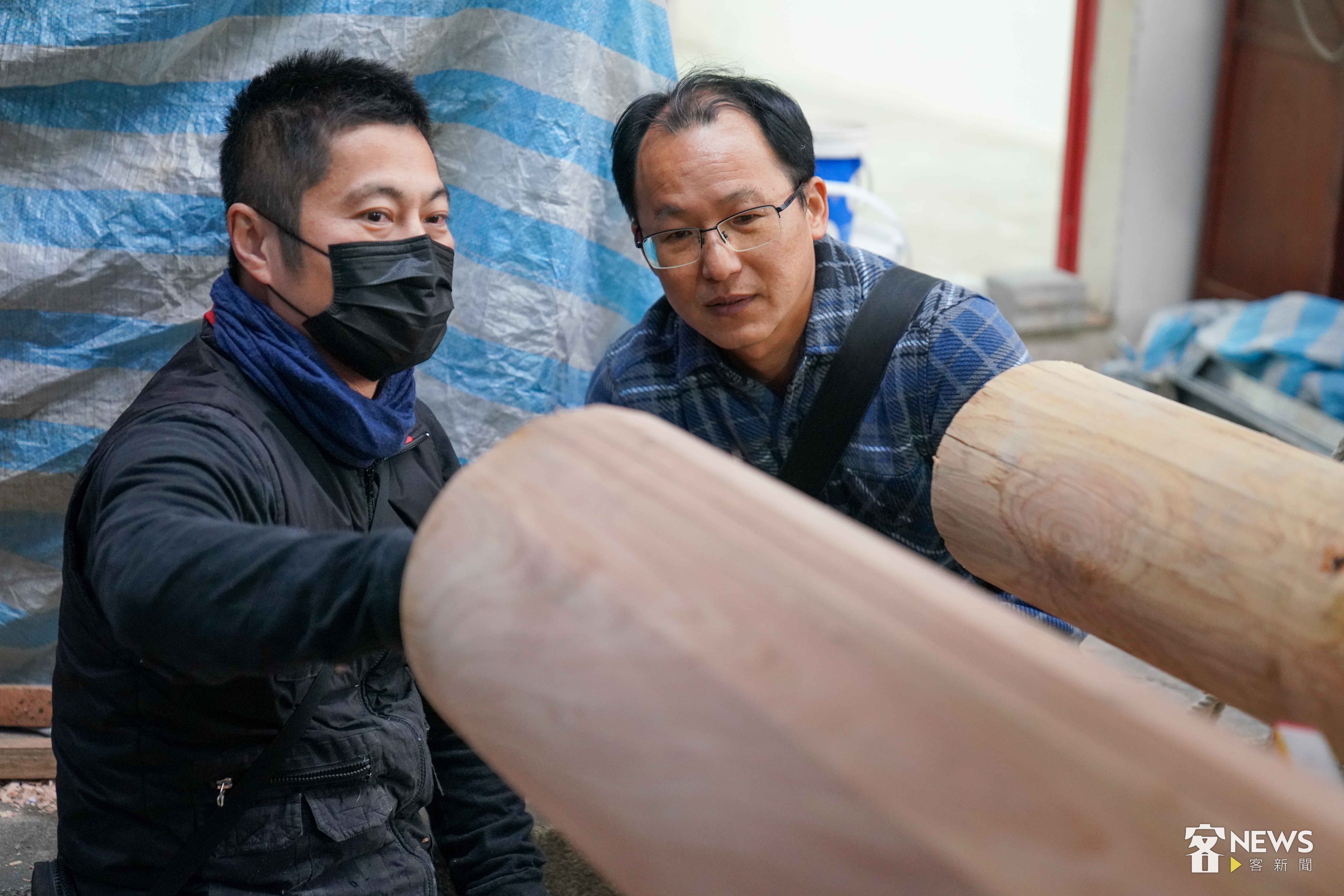鄭香辰(左)與黃彥霖(右)仔細端詳著檜木橫樑。何柏均攝