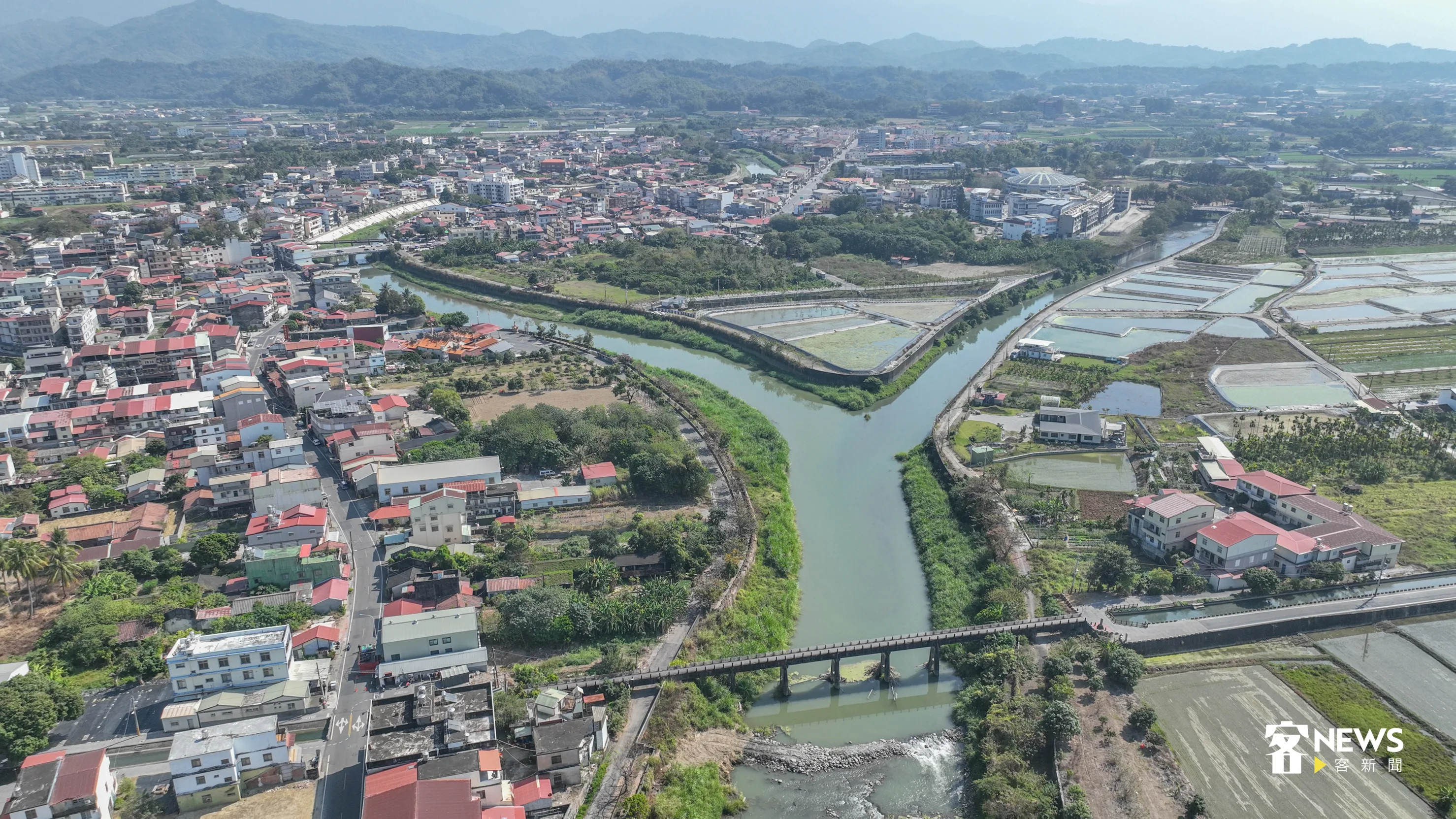 匯集橫溝、美濃溪（左）、竹子門溝（右）為「三洽水」，以及美濃水橋。洪俊傑攝
