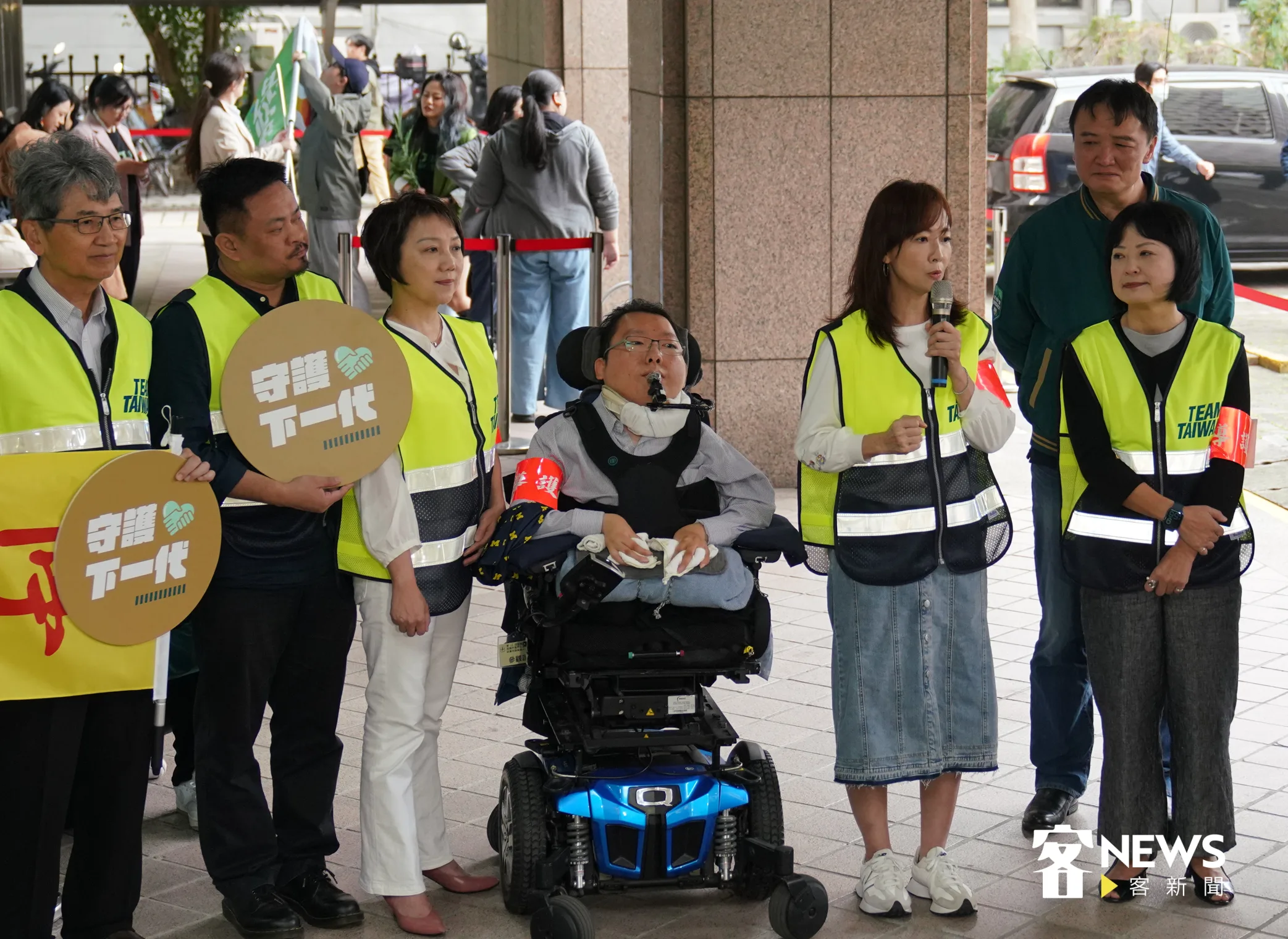 民進黨不分區立委提名人陳俊翰(中),因病逝世享年40歲,圖為民進黨不分區立委提名者於中選會登記參選。洪俊傑攝