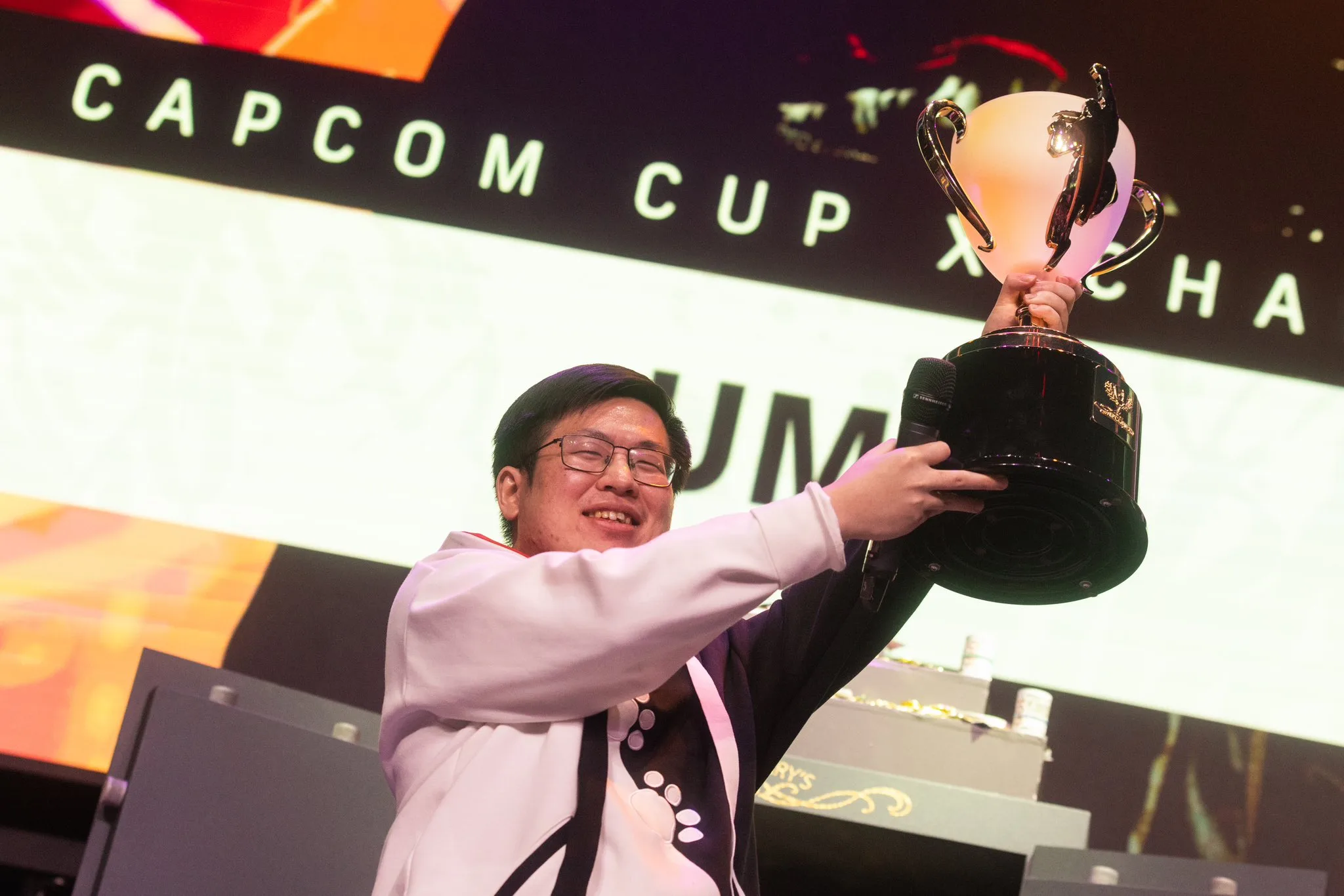 Kagami以直落3擊敗對手，拿下卡普空盃（Capcom Cup X）冠軍，進帳冠軍獎金100萬美元（約新台幣3100萬元），上台領獎時開心地高舉獎盃。翻攝自ｘ平台／Capcom Fighters