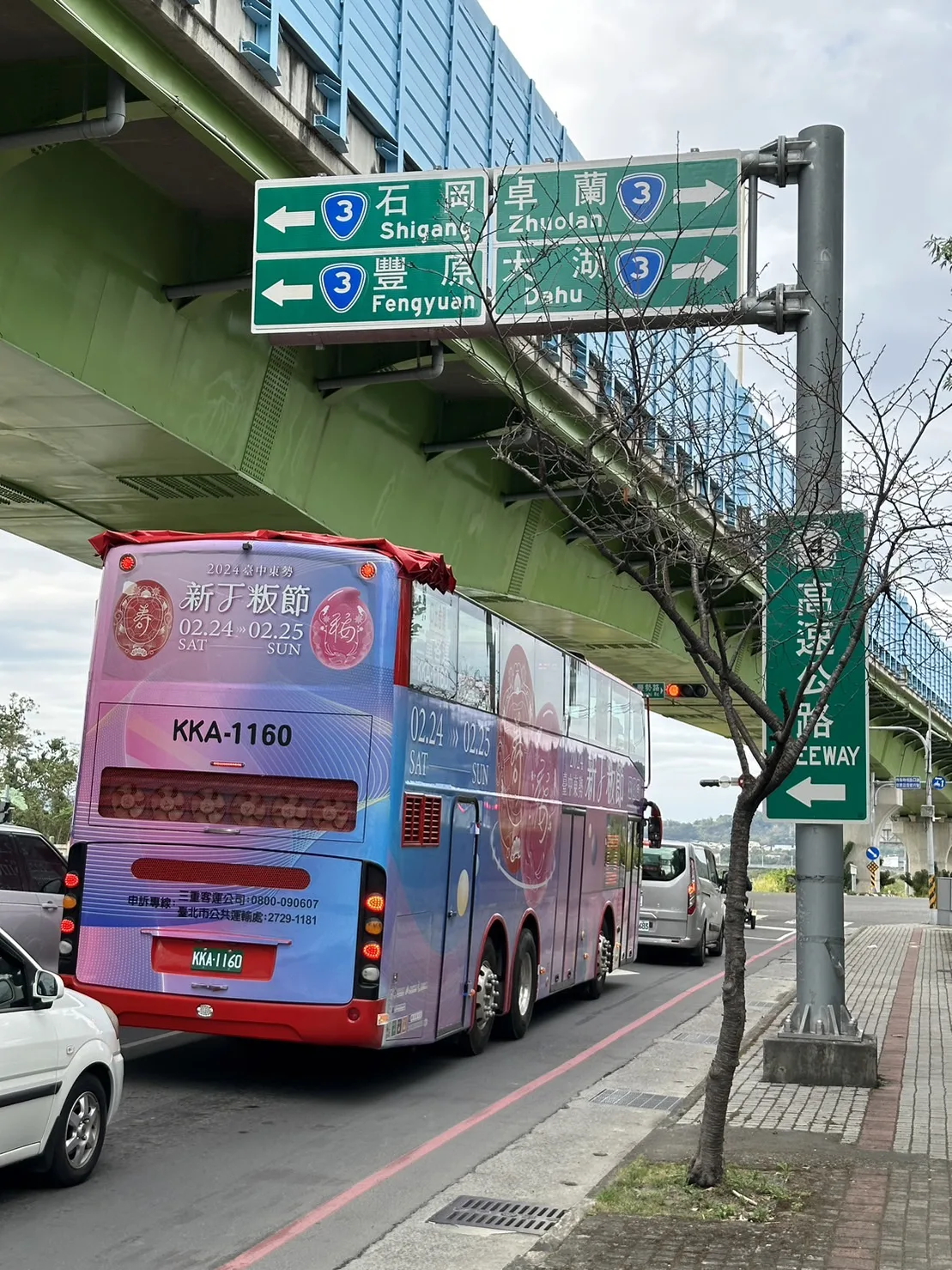 新丁粄節主題雙層巴士,行經台三線東勢市區。臺中市客委會提供