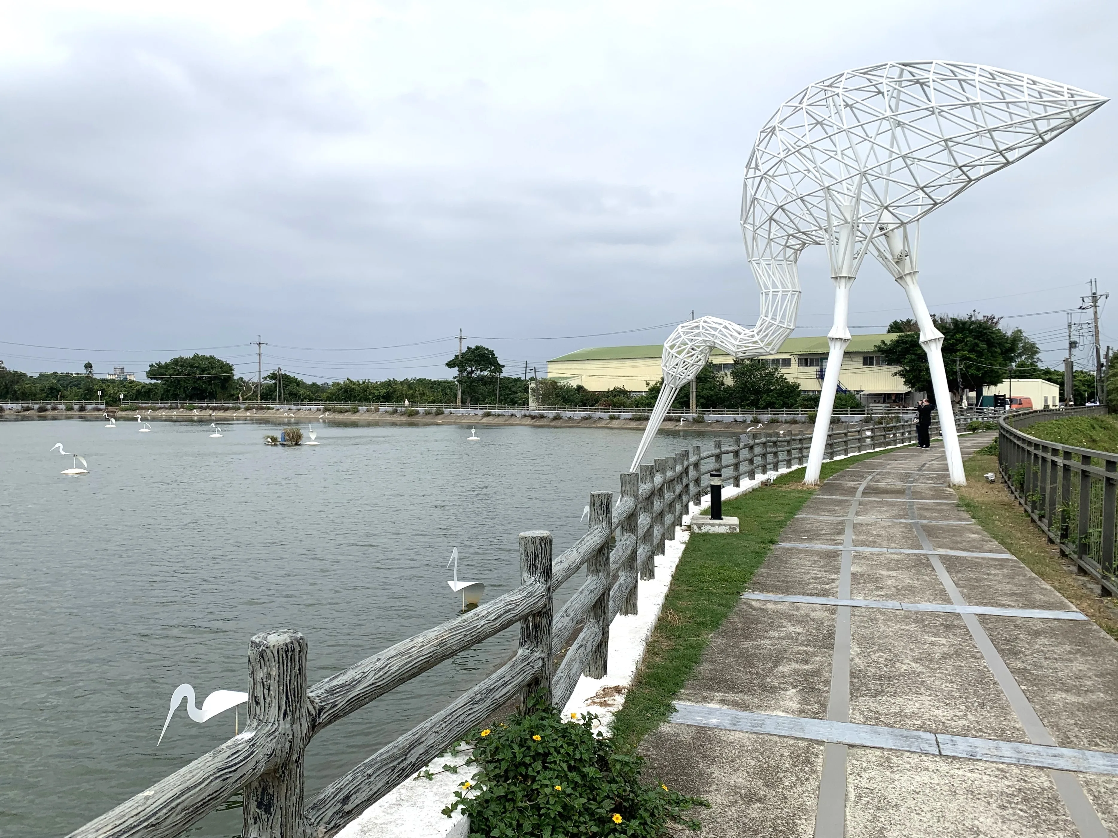 楊梅富岡三連坡藝術裝置「大白鷺鷥」是當地打卡景點,也是就近民眾來步行運動的好場所。邱鴻春攝