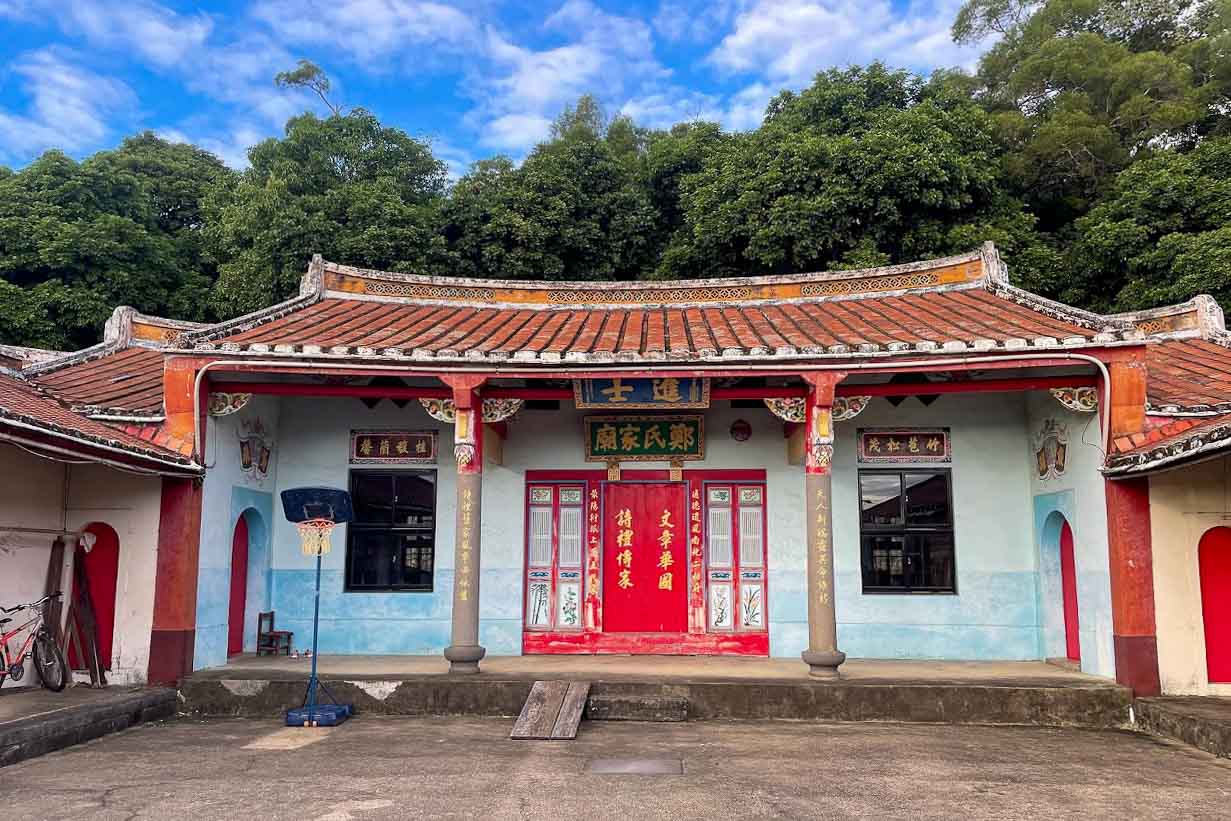 建於1904年的鄭氏家廟是一座七開間的客家老屋,可以看見樑上的「進士」匾額。鄭香辰提供
