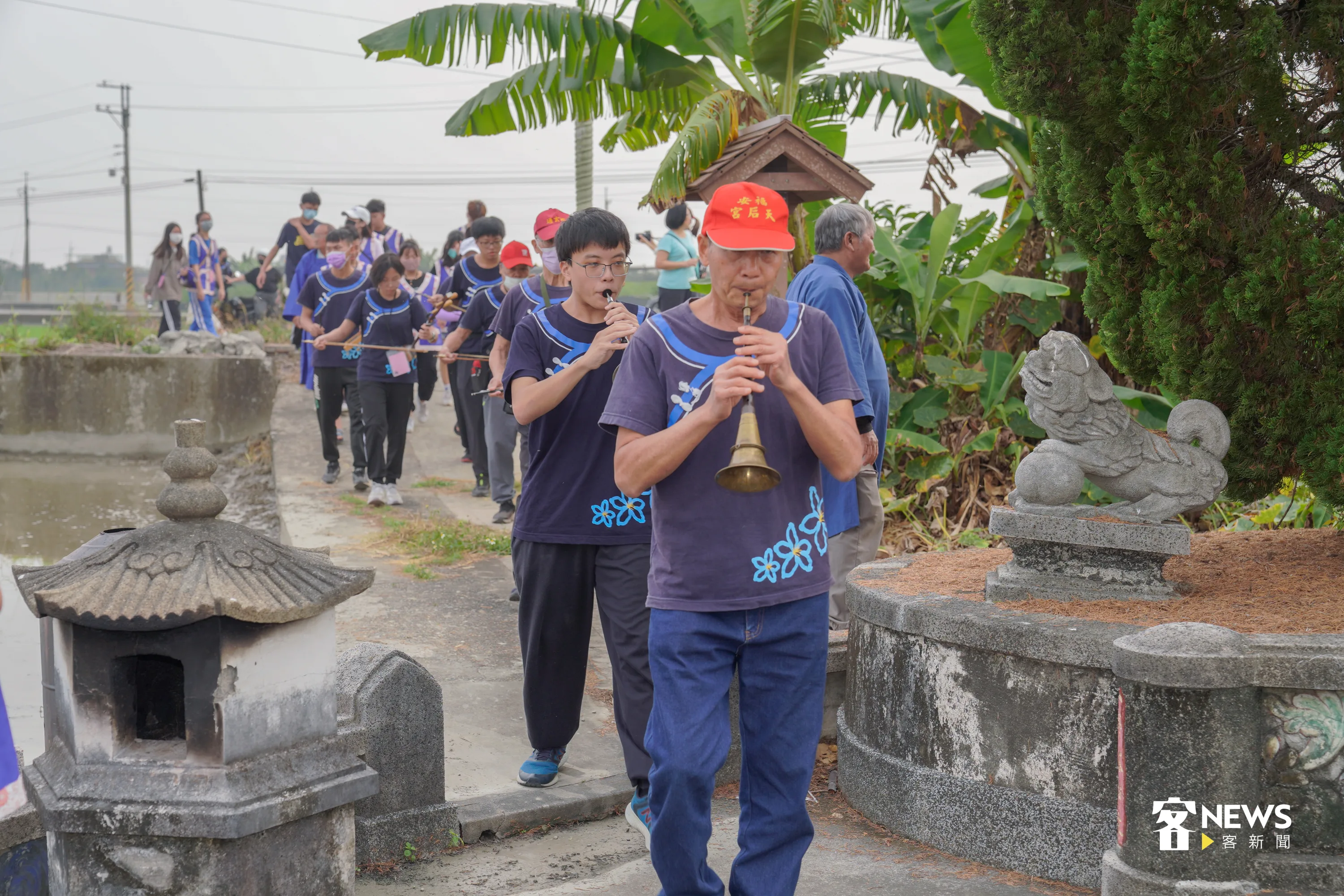 「美濃客家八音團」入年駕的請神隊伍。張凱清攝