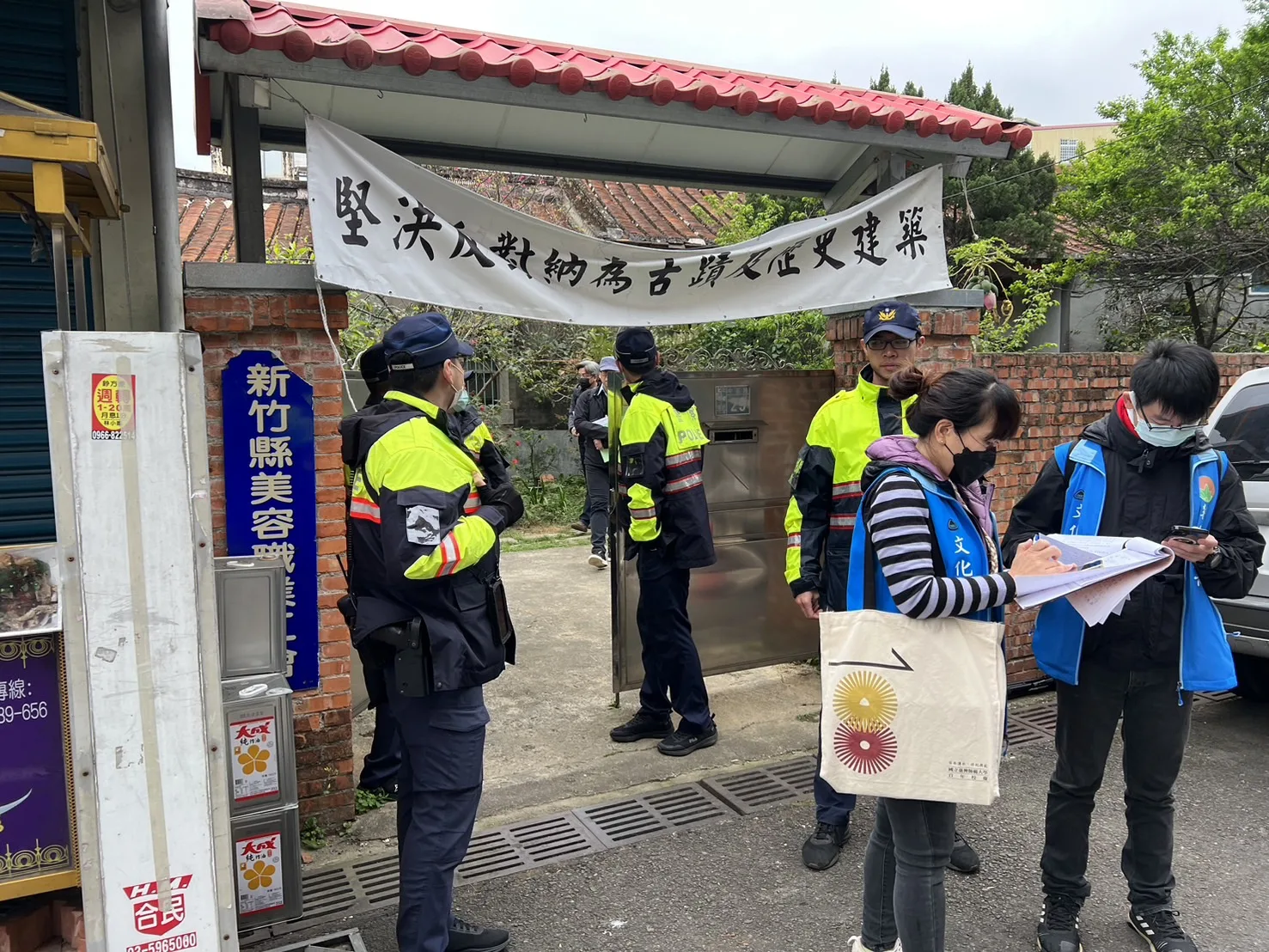 新竹北埔新姜天水堂外今天中午布滿警力嚴防審議過程中正反方發生衝突意外。何柏均攝