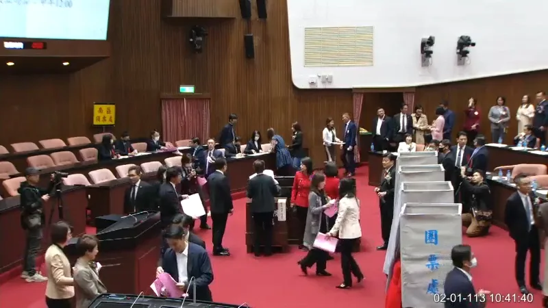 國會新科立委今上午完成報到就職宣誓，10時30分隨即進行立法院長投票。翻攝立法院直播畫面