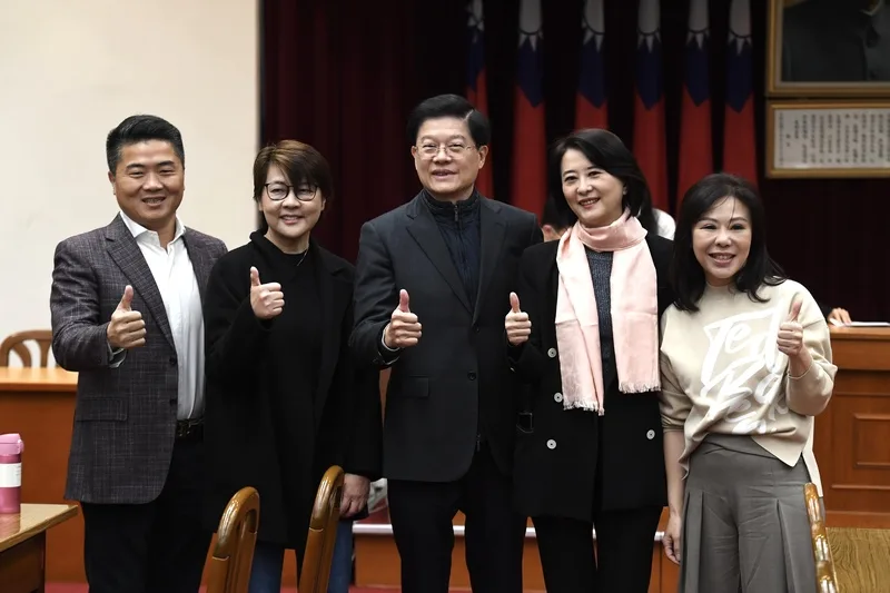 立法院29日上午舉行常設委員會召委選舉，國民黨立委羅明才（中）當選財政委員會召委，民眾黨立委黃珊珊（左2）、國民黨立委顏寬恒（左1）、王鴻薇（右2）、李彥秀（右1）與羅明才合影。中央社